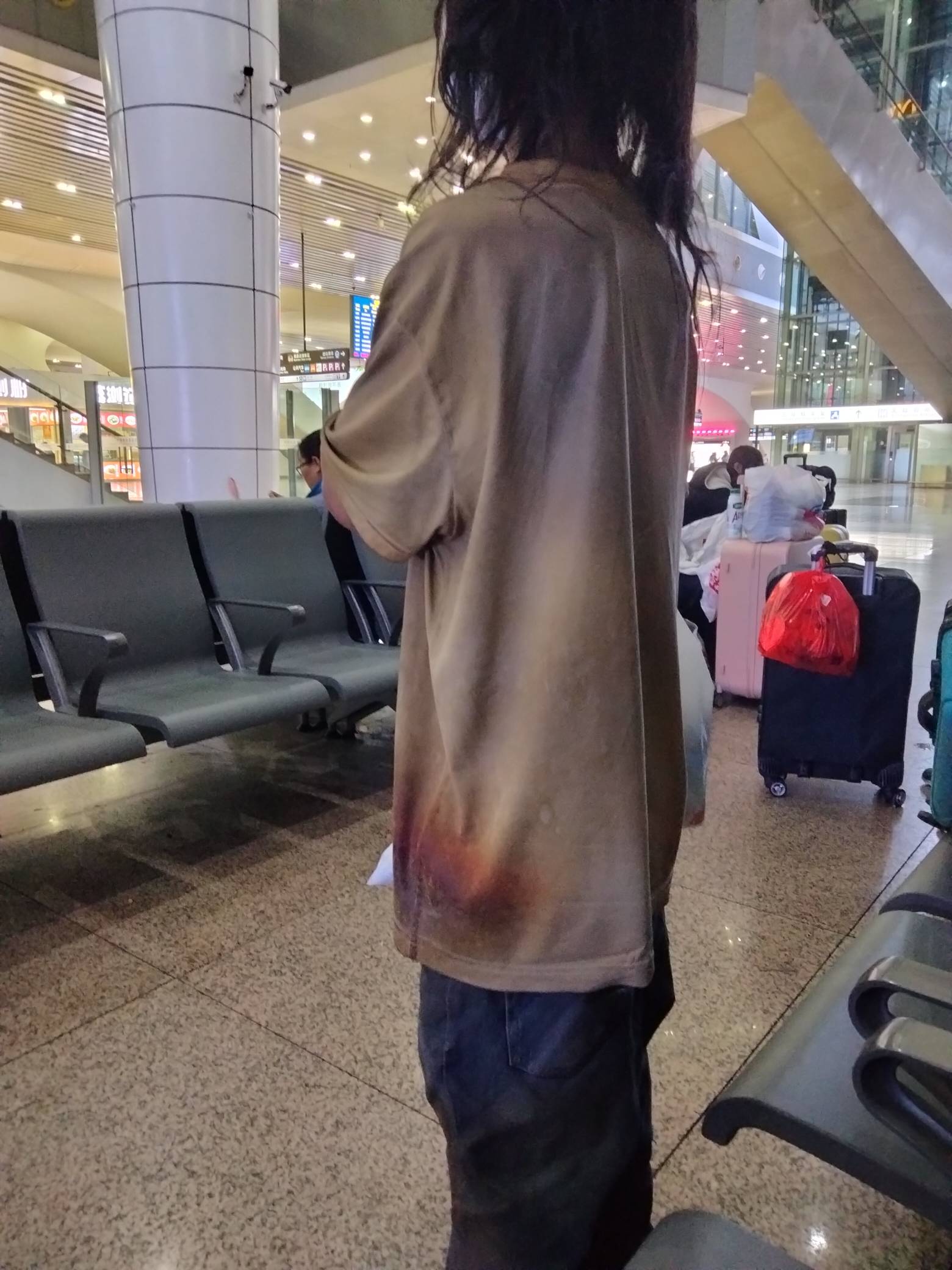 卧曹，广州南站里面真是什么牛蛇神马都有，看手机正入迷突然来个大神问我，你的包往哪14 / 作者:君子之交淡如水 / 