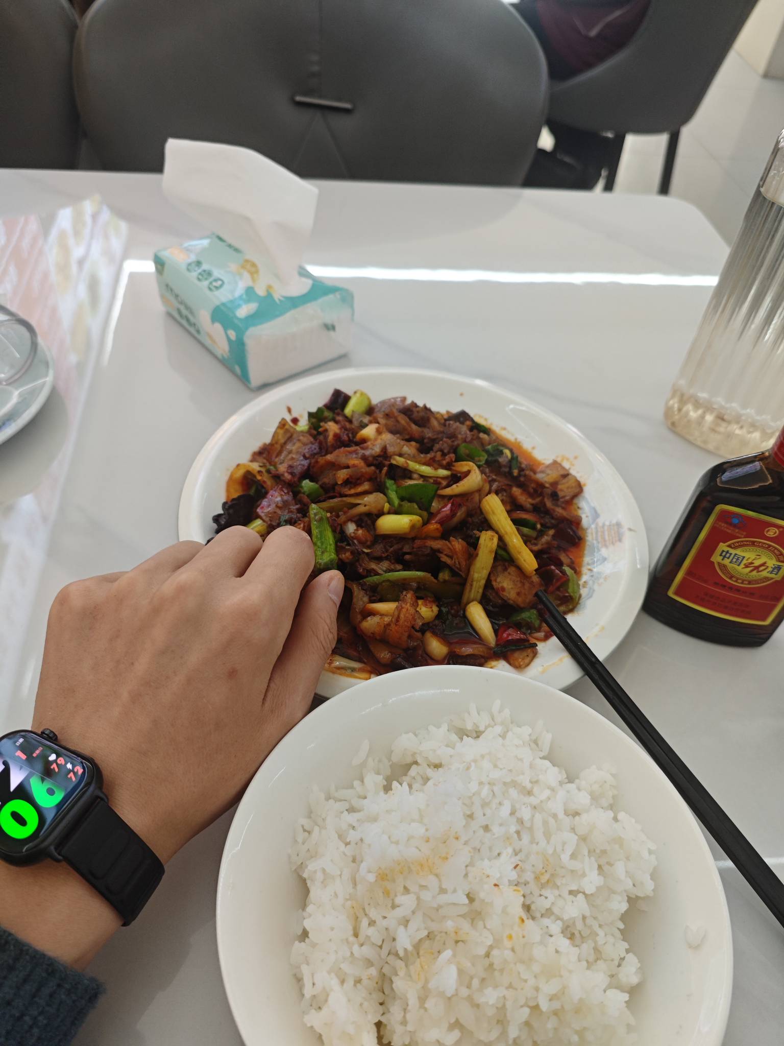 一个人吃饭一个人喝酒一个人睡觉，有时感觉很爽不用顾忌别人，有时又很失落，尤其逢年72 / 作者:口味王 / 