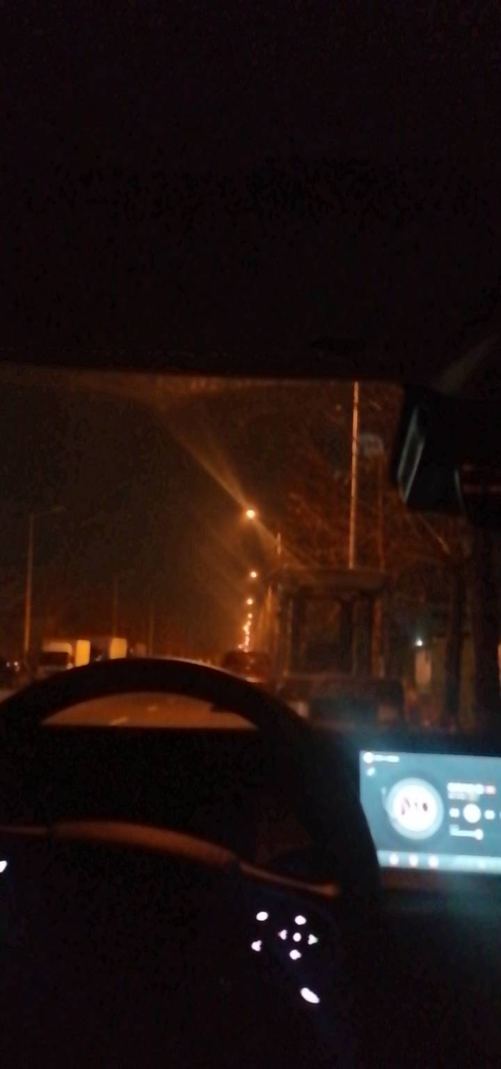 枯黄的树枝，昏暗的路灯。
我要唱一句豆腐你送给各位
即将回家，已经回家和不回家的老69 / 作者:故事大王磨推鬼 / 