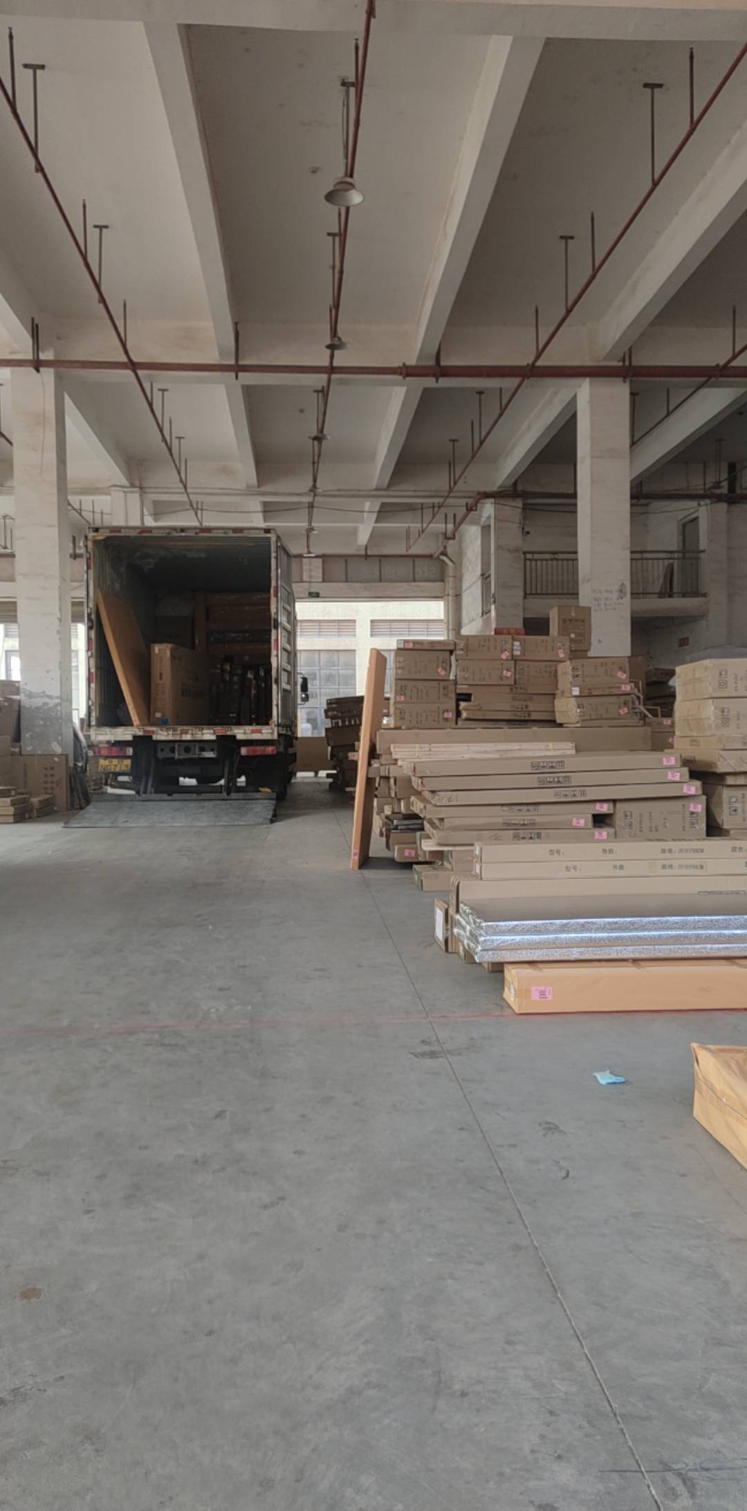 快过年了 装点车过年 不然兜里都没钱 9.6箱车 350/车 2个人装2个半小时 7点来的 已经25 / 作者:活在苦难之中 / 