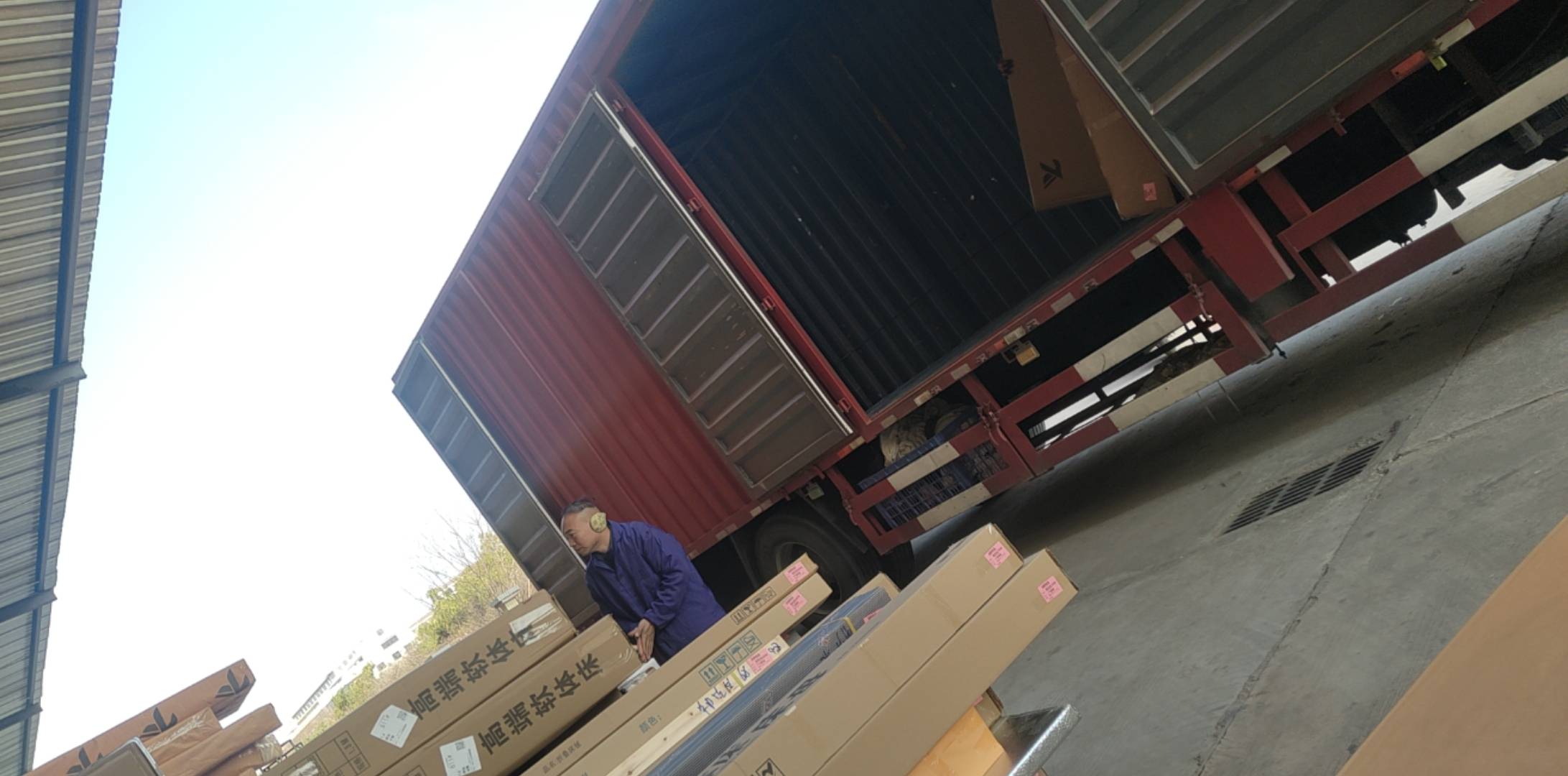 快过年了 装点车过年 不然兜里都没钱 9.6箱车 350/车 2个人装2个半小时 7点来的 已经64 / 作者:活在苦难之中 / 