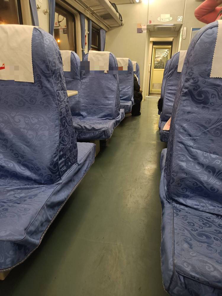 人真少啊，这是春运吗，一节车厢10个人都不到，喝完直接躺下睡觉，明早到家



84 / 作者:生蚝熟了 / 