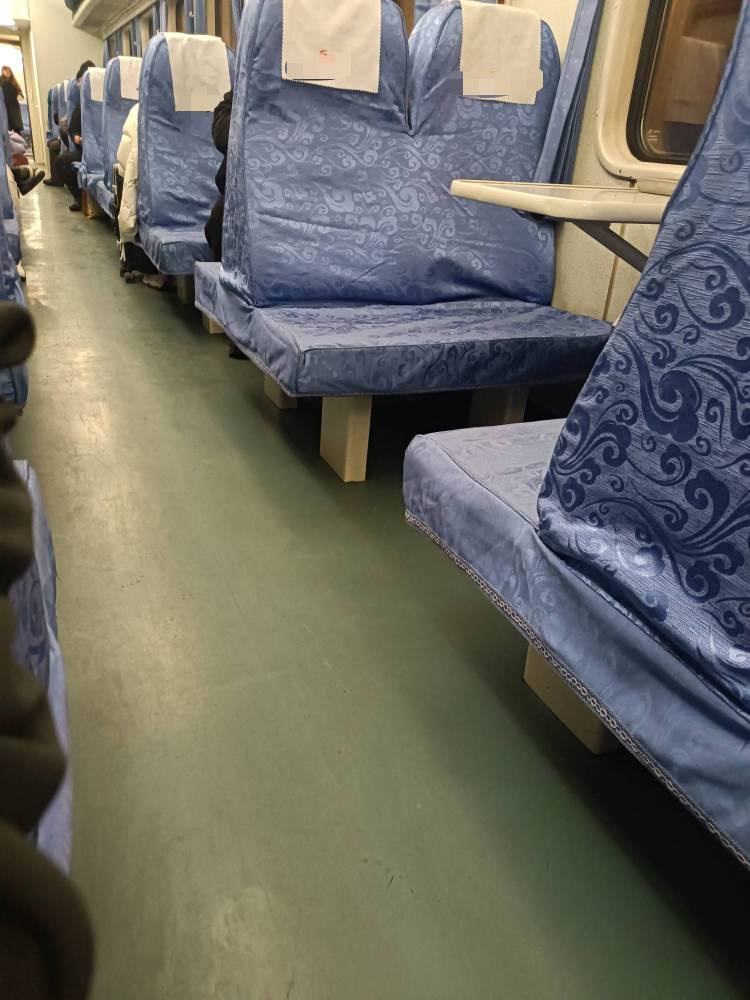 人真少啊，这是春运吗，一节车厢10个人都不到，喝完直接躺下睡觉，明早到家



2 / 作者:生蚝熟了 / 