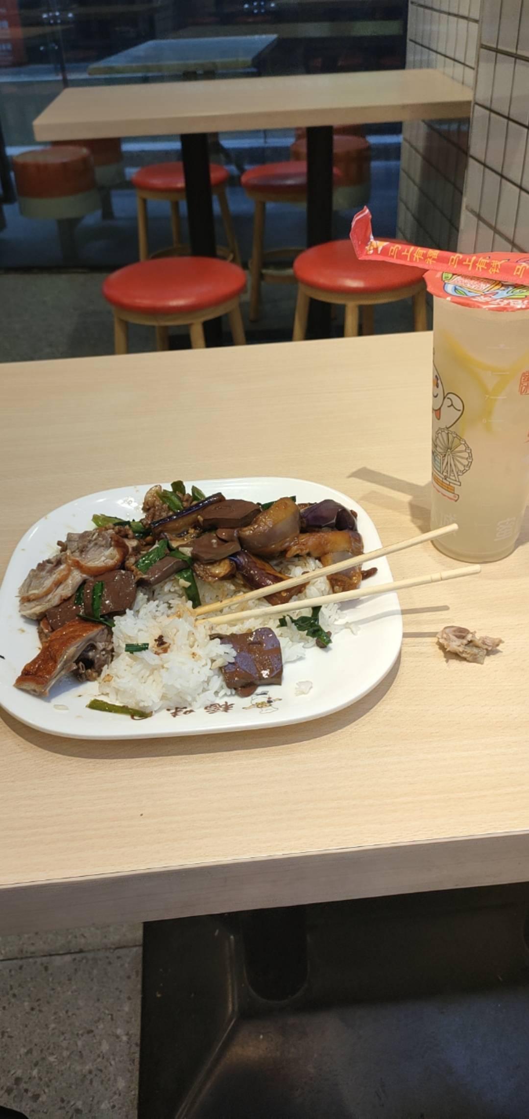 吃饭了老哥们，饭菜17毛，水1.9毛，一天一顿。。。

13 / 作者:千古2018 / 