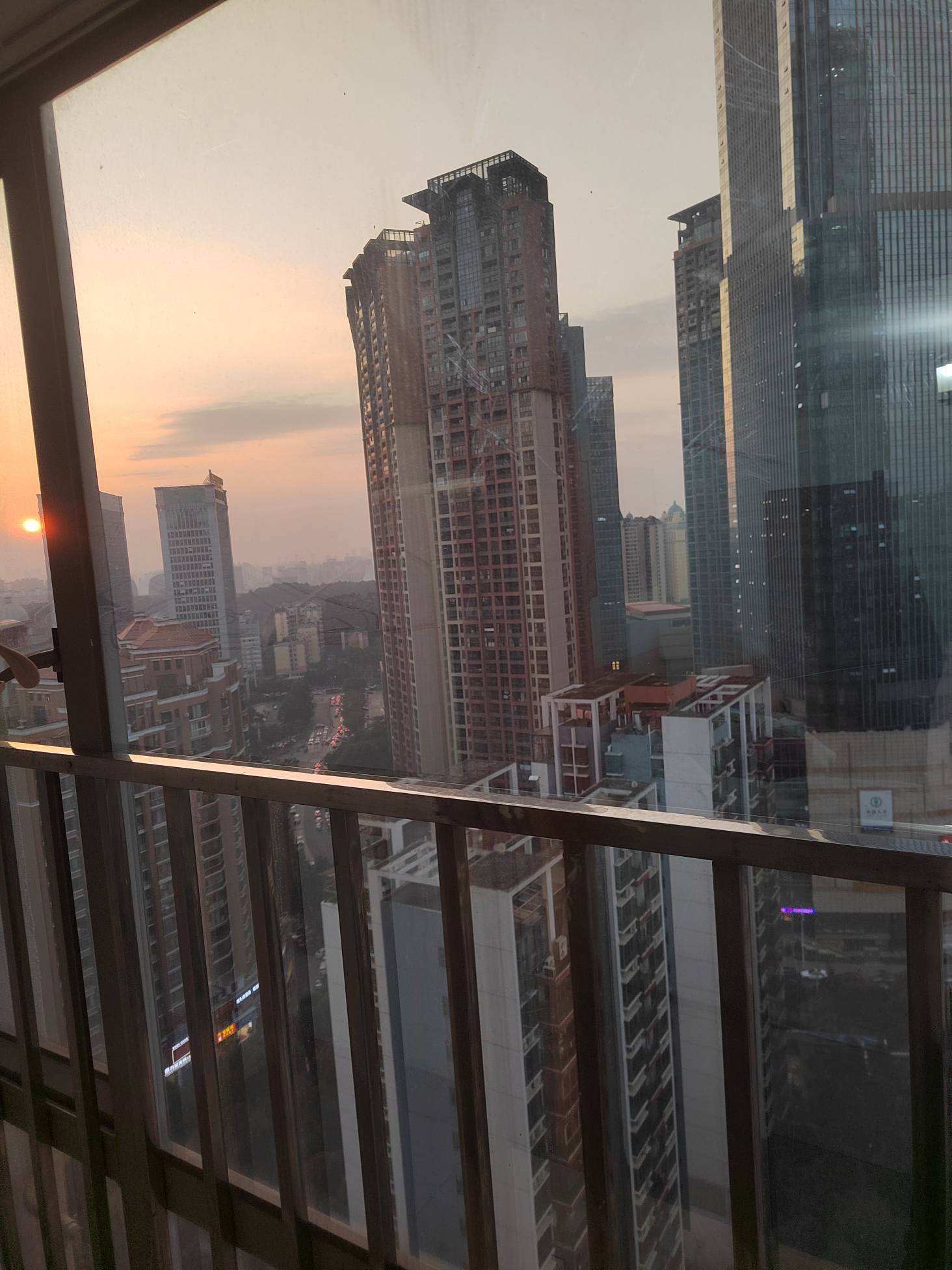 老哥们，为啥有钱人越来越有钱，普通人就越来越穷，普通人想翻身比登天还难，只能勉强8 / 作者:年年悦意 / 