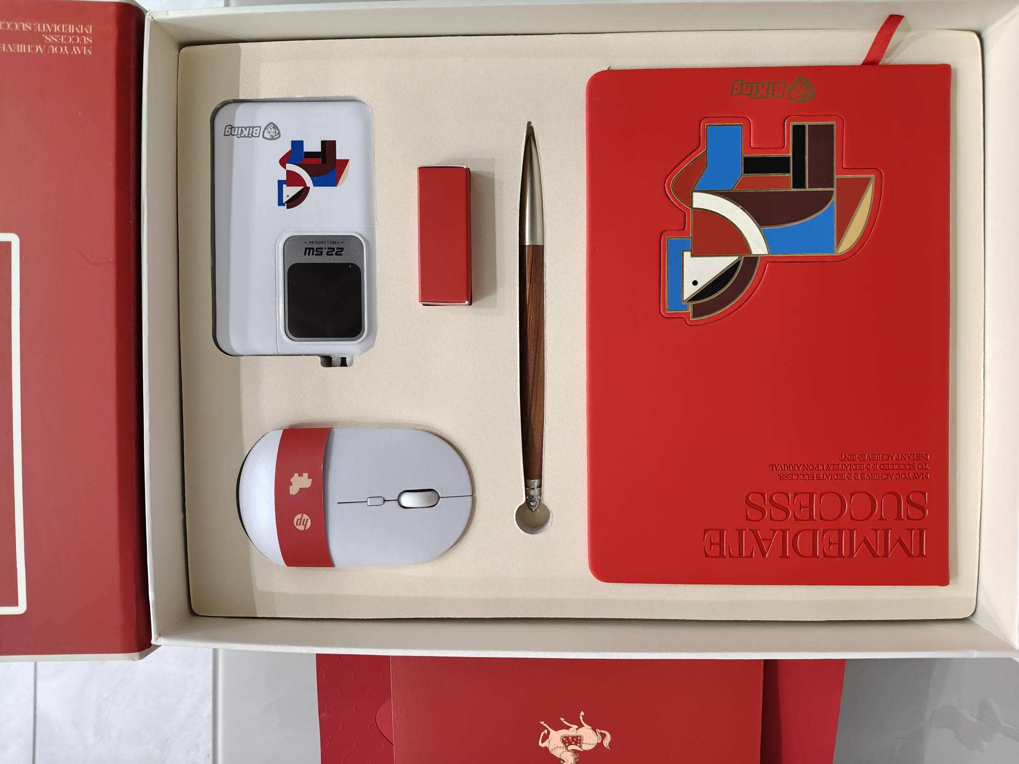 币王这次送的新年礼物，盒子里一个笔记本，一个笔，一个鼠标和电池，还有个充电宝，这59 / 作者:风花雪月一起来 / 