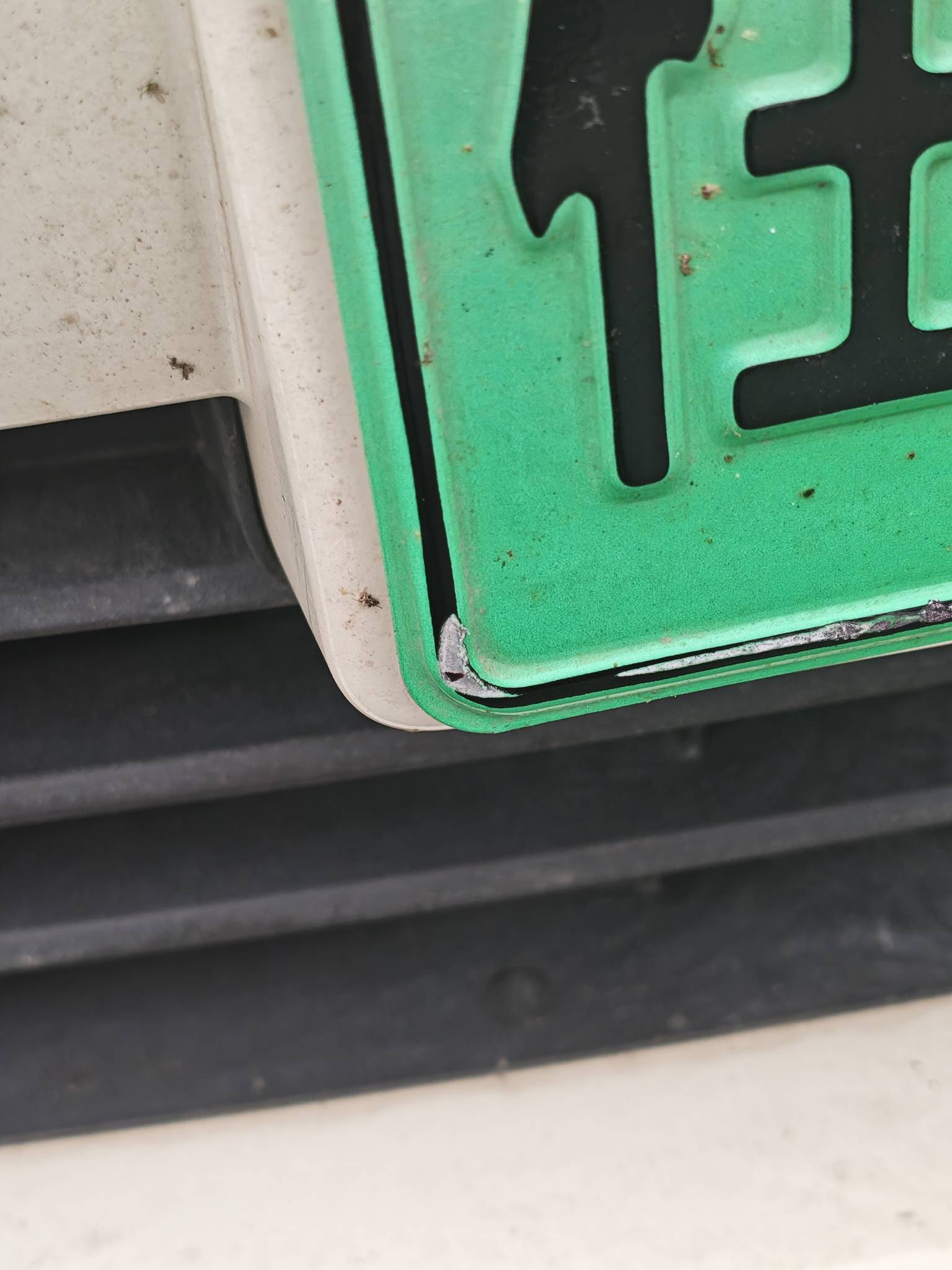 被人车碰了一下，车牌掉了点漆，赔了88元


49 / 作者:林星瑶 / 