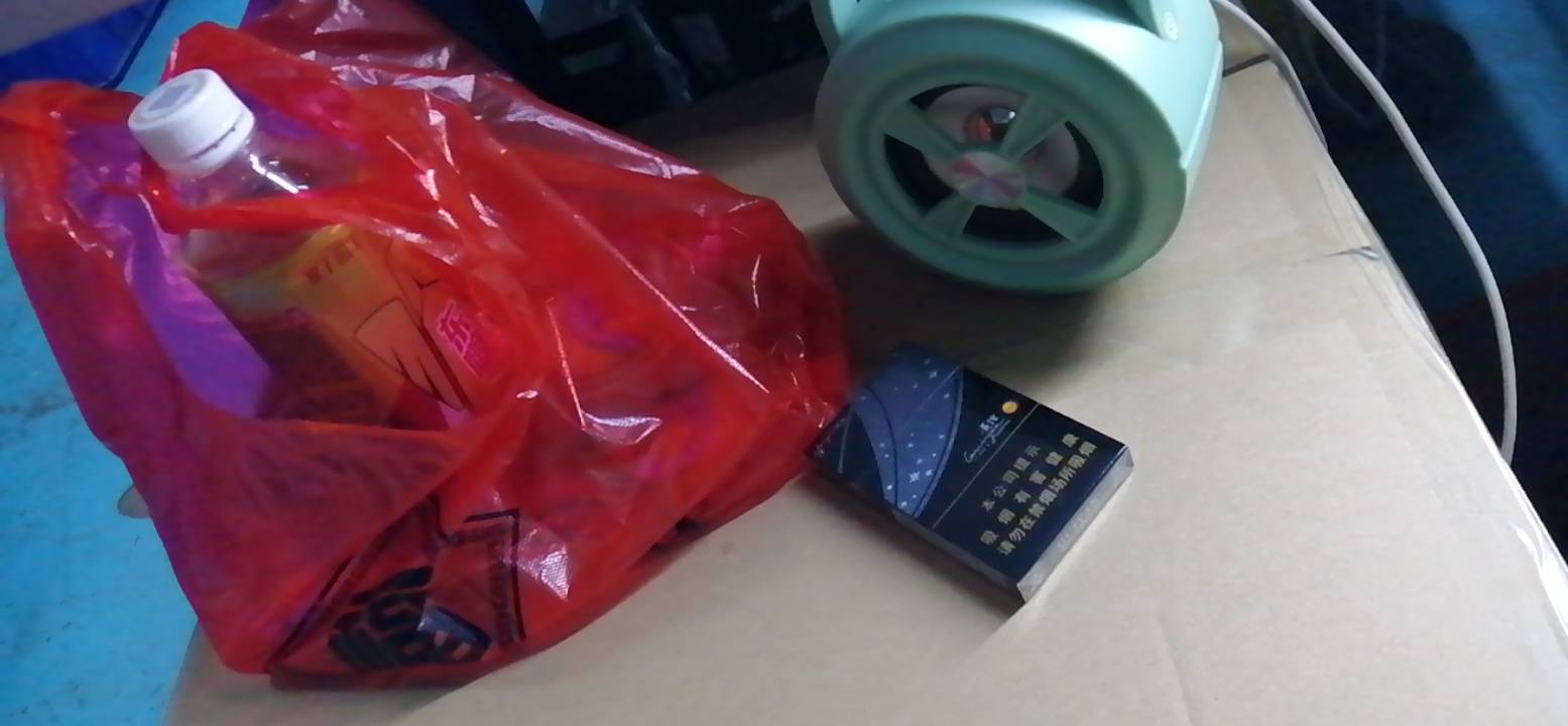 今天一个人上夜班，老板给了一包烟

1 / 作者:专业吃席 / 