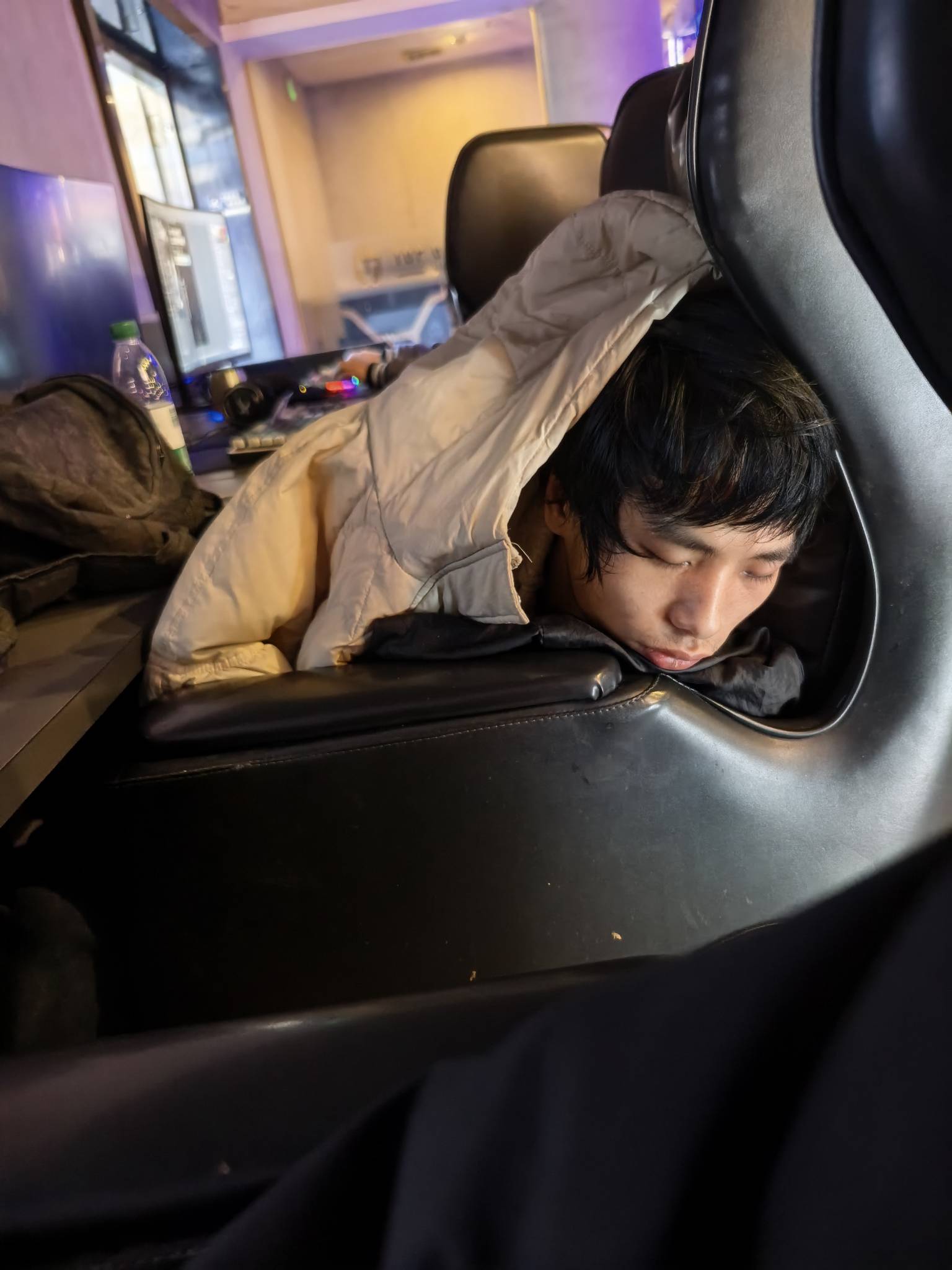 挂b老哥 网吧天天睡觉 还不回去过年

5 / 作者:zvm1 / 