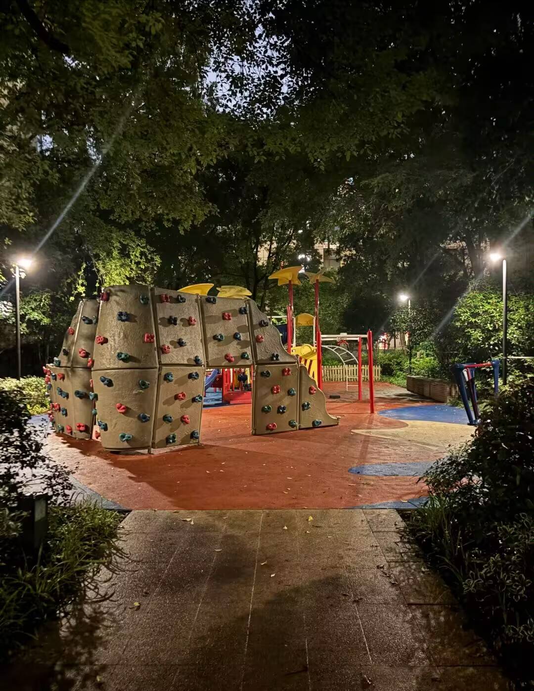 老哥们都说不回家过年，结果早上都偷偷回去了

23 / 作者:朱铁胆 / 