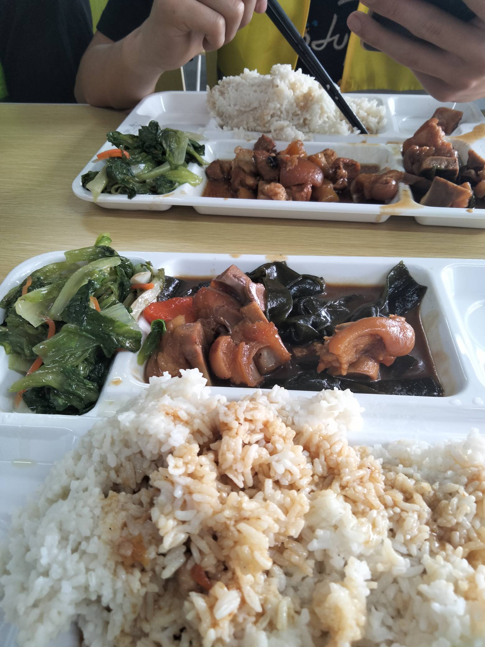 吃饭了老哥，京东物流园区饭堂。11毛。

37 / 作者:君子之交淡如水 / 