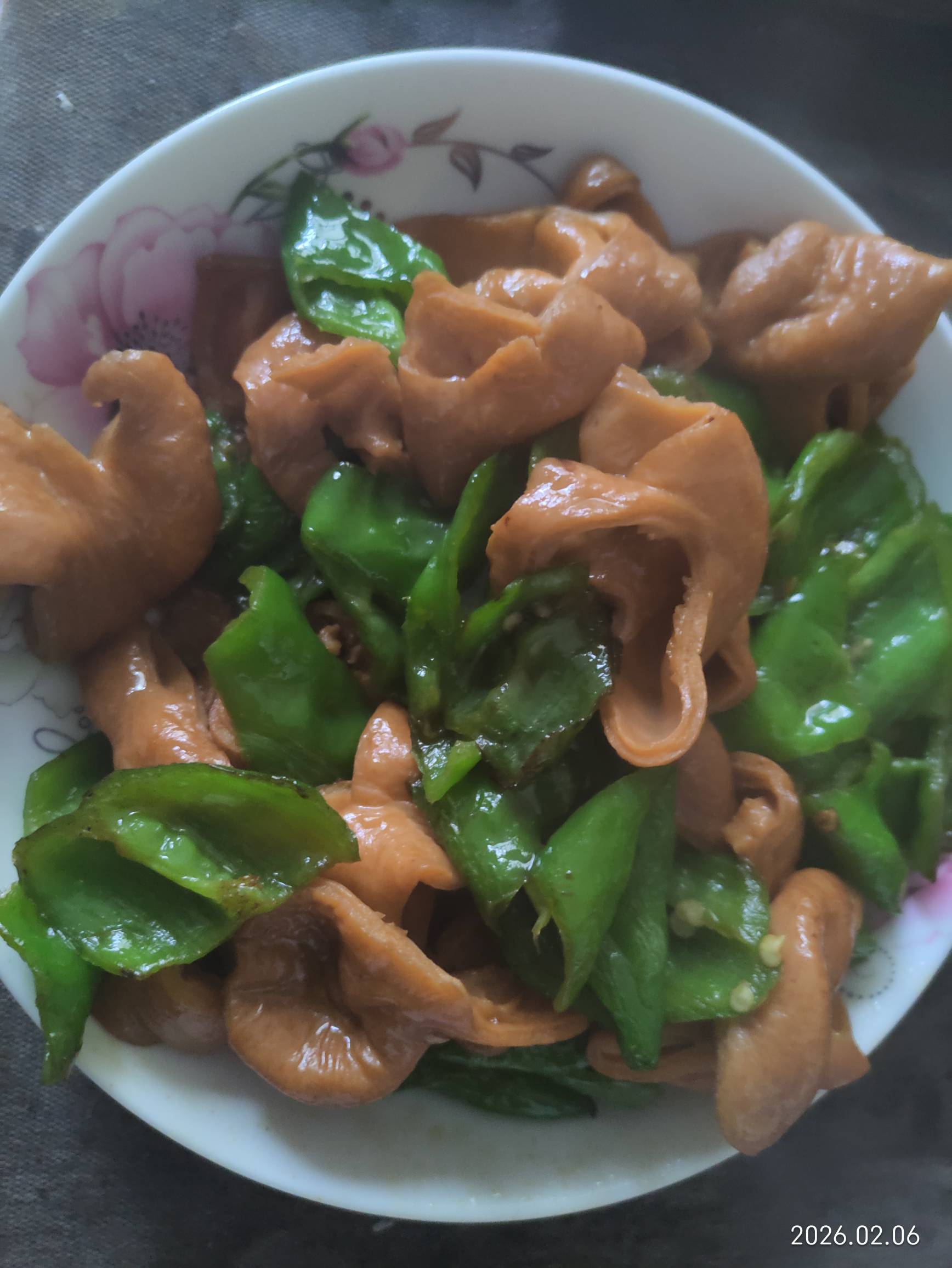 瘫痪挂比房，昨晚超市买了点卤大肠放冰箱，今天中午拿出来炒，一闻味道嗖了，大腿拍断8 / 作者:红菜苔 / 