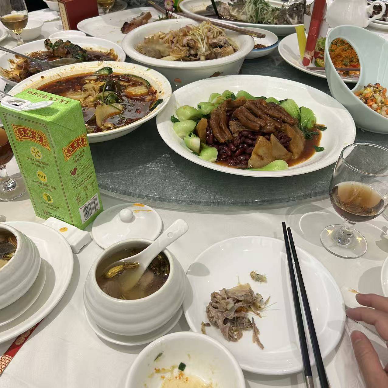 年会聚餐菜真不错美滋滋了

62 / 作者:苏哈哥 / 