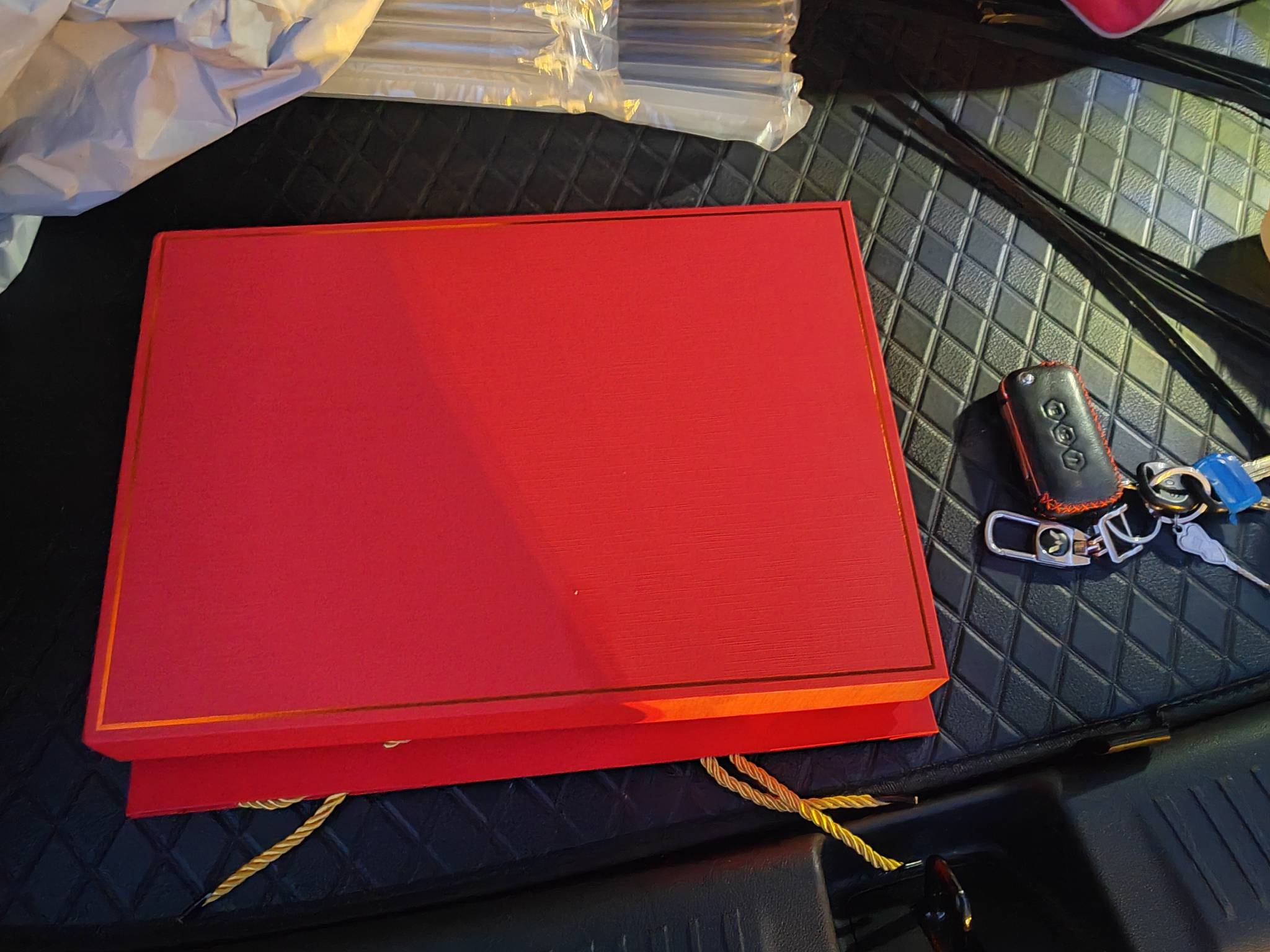 上个月填了个地址，币王还真给寄了，一个充电宝一个笔，笔记本


78 / 作者:云淡风清158900 / 