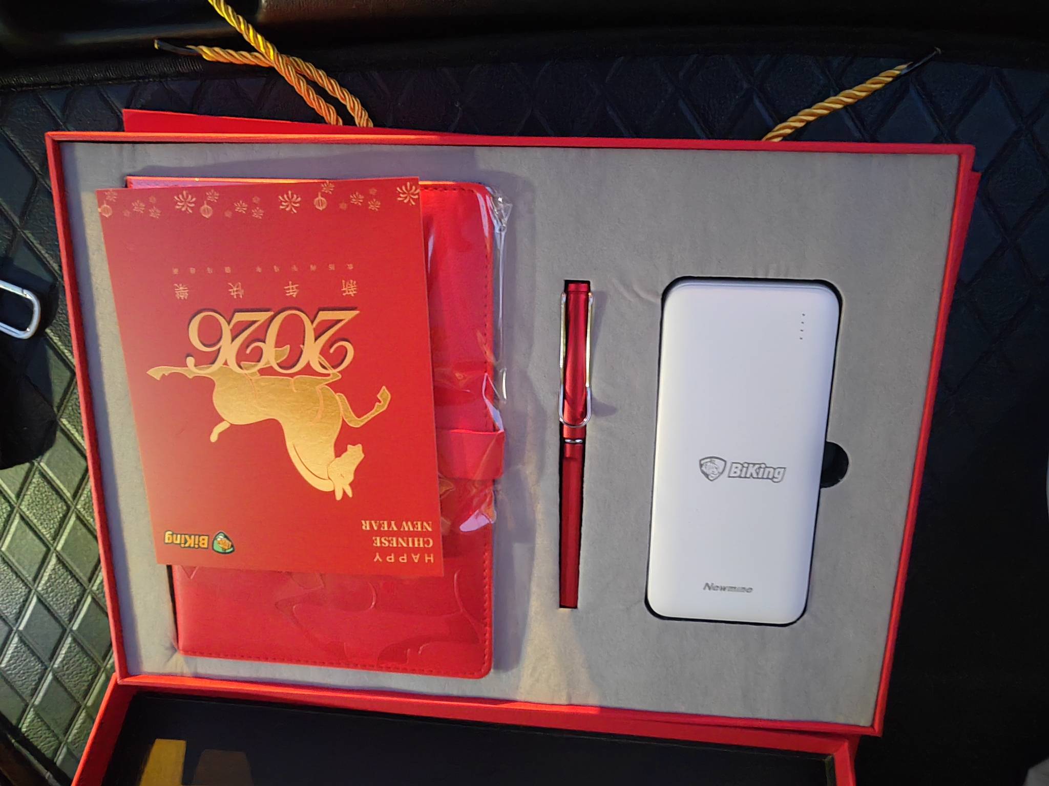 上个月填了个地址，币王还真给寄了，一个充电宝一个笔，笔记本


77 / 作者:云淡风清158900 / 