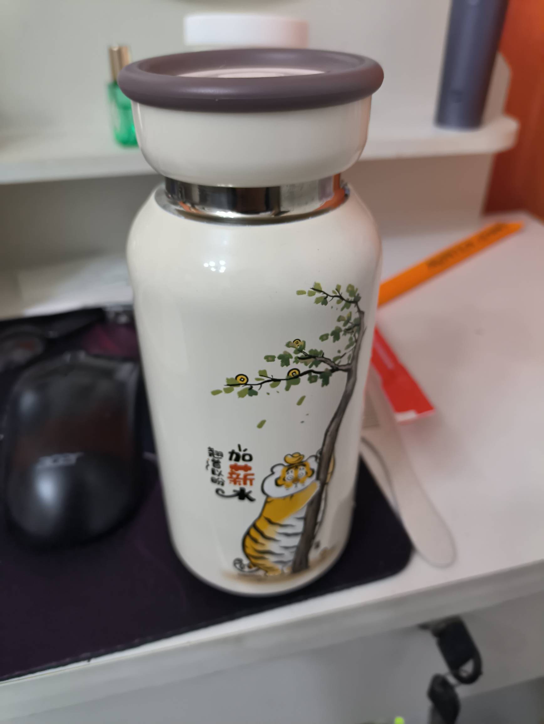 十几年没吃过辣条，中午凑单买了一包卫龙，吃完到现在嘴里还有味，而且到现在一点都不6 / 作者:摇摆的苏丹 / 