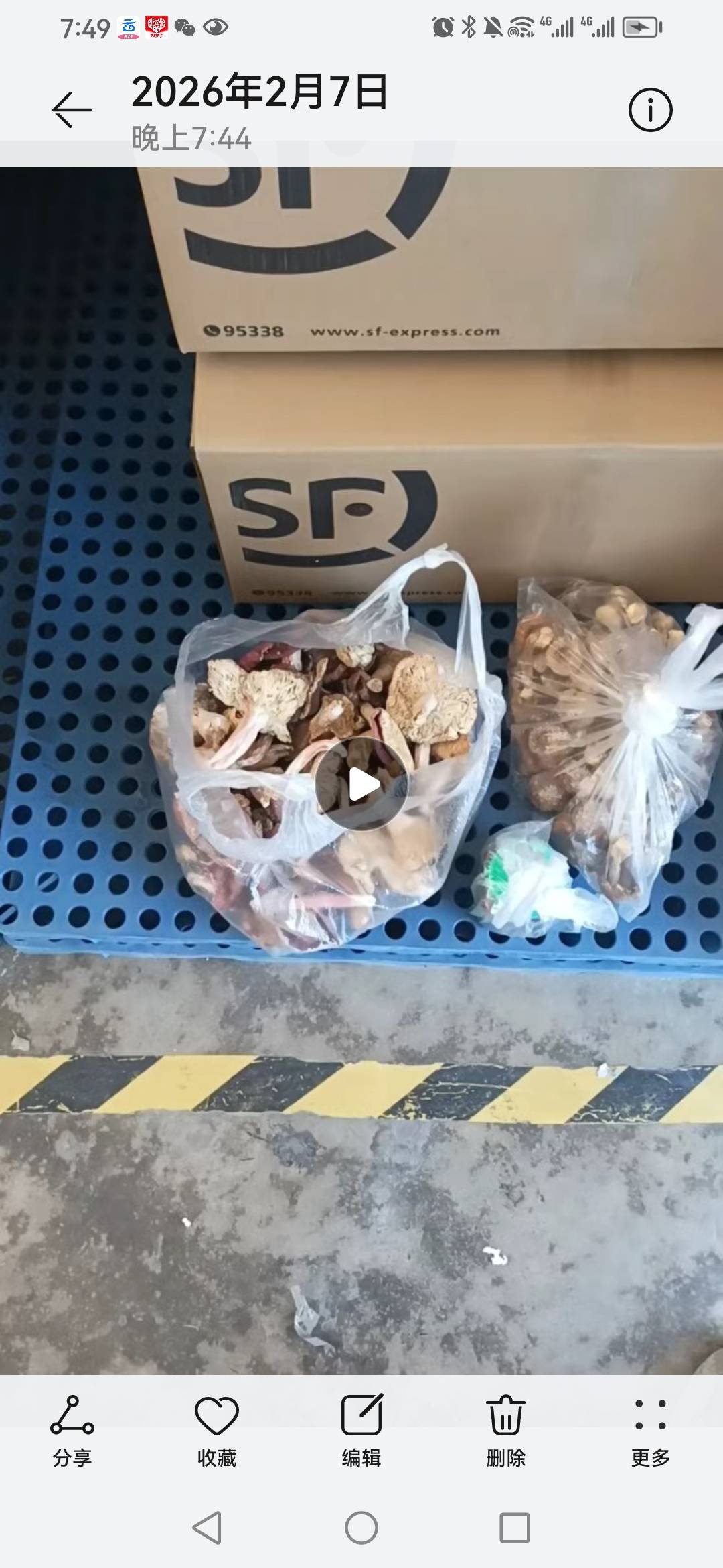 今天给榜一大哥发 年货，云南的菌子，鸡枞菌和红菌，蜂蜜2斤，共计200元，顺丰快递云29 / 作者:卡农新来的 / 