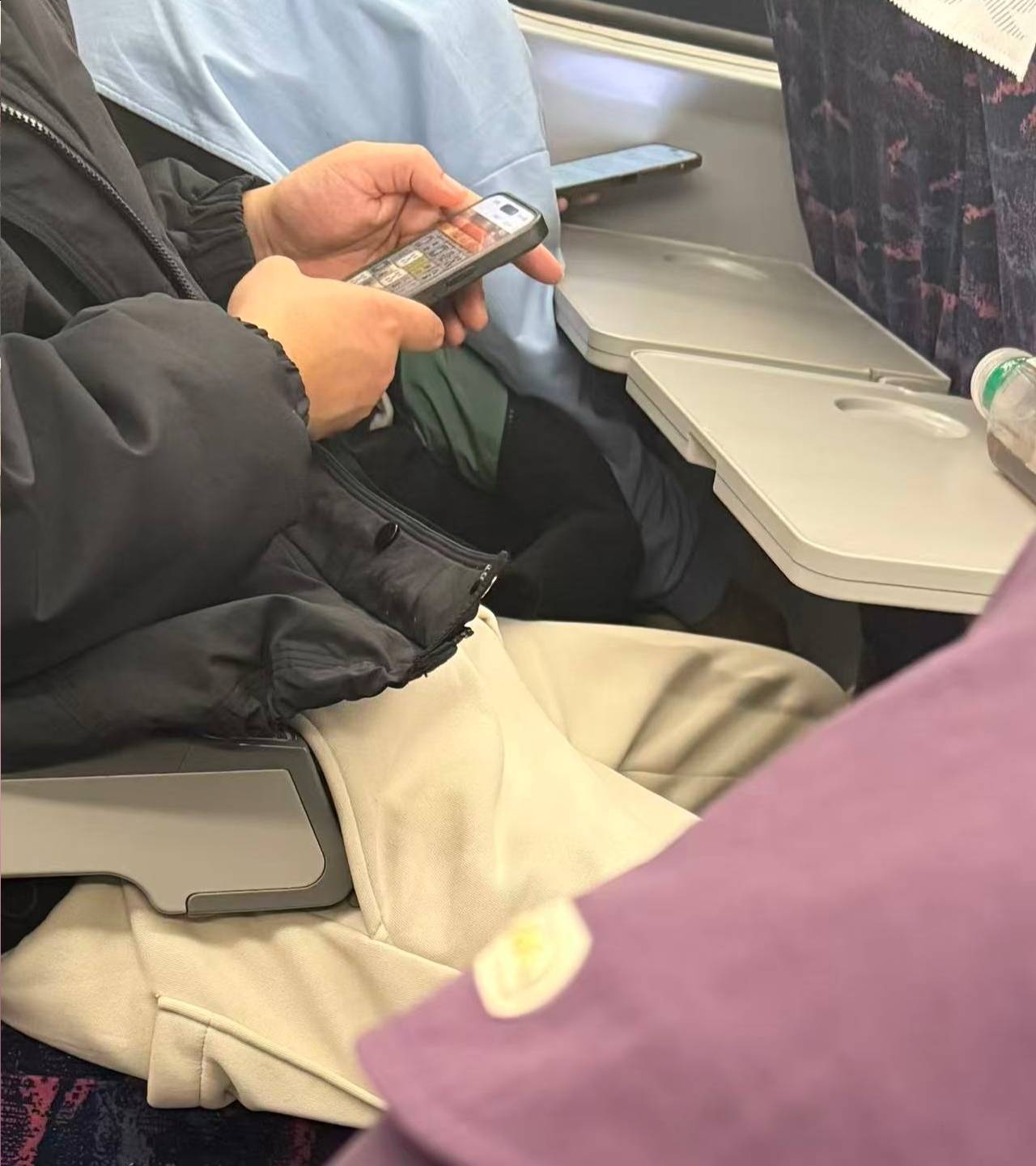 老哥 ，火车上还在拉，不留点回家用


27 / 作者:目不斜视 / 