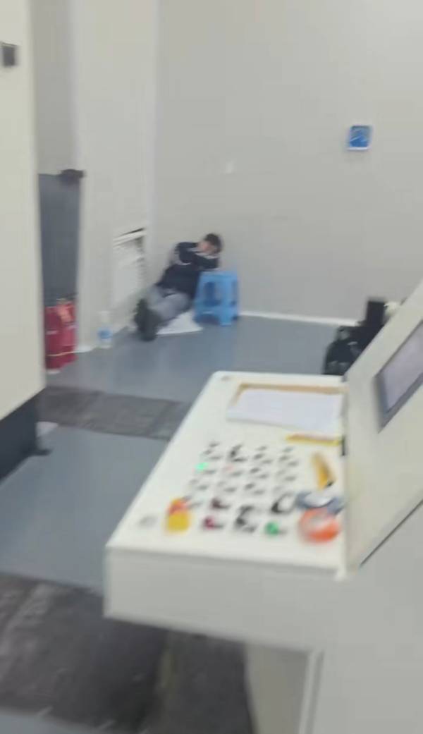 老哥们又有一个投胎错误 没学历没技术没人脉关系不敬酒拍马屁的基本盘重生了

18 / 作者:苟利国家生死以 / 