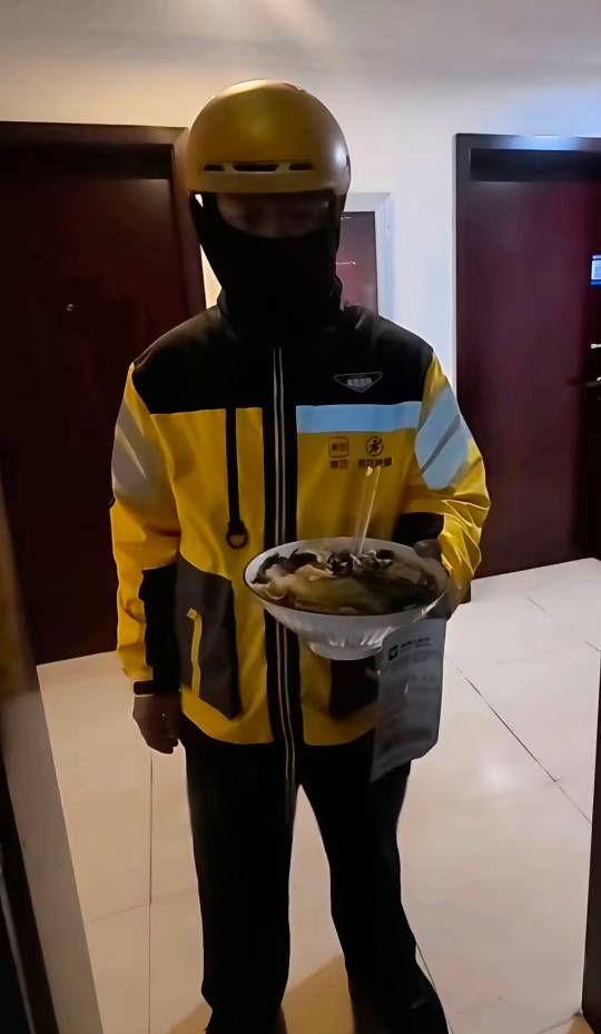 老哥们，我服了，3块钱的拼好饭，商家连包装都不打，莫欺少年穷，莫欺中年穷，莫欺老51 / 作者:假老哥真挂壁 / 