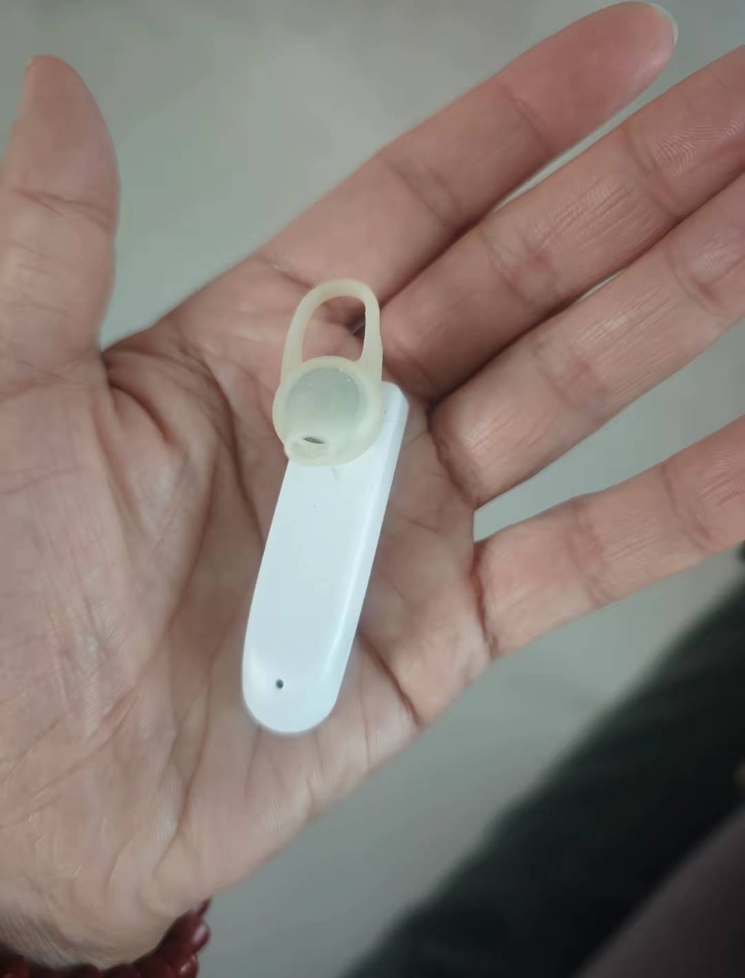 大出血，买了一个蓝牙耳机。上次用蓝牙耳机还是十几年前，这种耳机



12 / 作者:先天挂逼圣体 / 