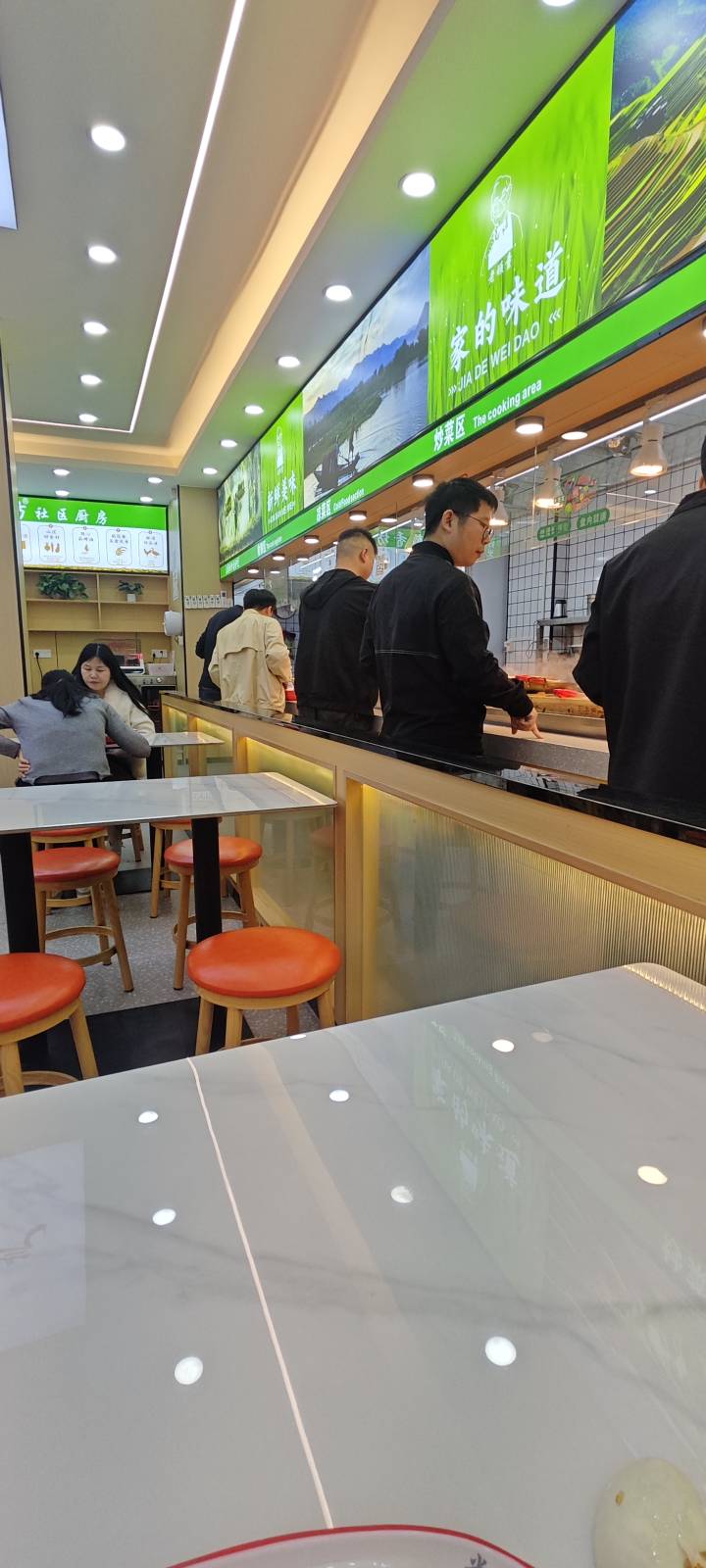 饭店吃饭人挺多，应该是刚放假还没回家



41 / 作者:卡农豆包 / 