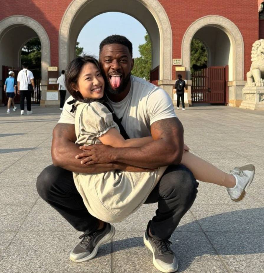 本人男，28岁找女朋友
要求
1：要长得漂亮的，身材必须特别好的，要特别有钱的
2：要44 / 作者:快乐是不存在的 / 