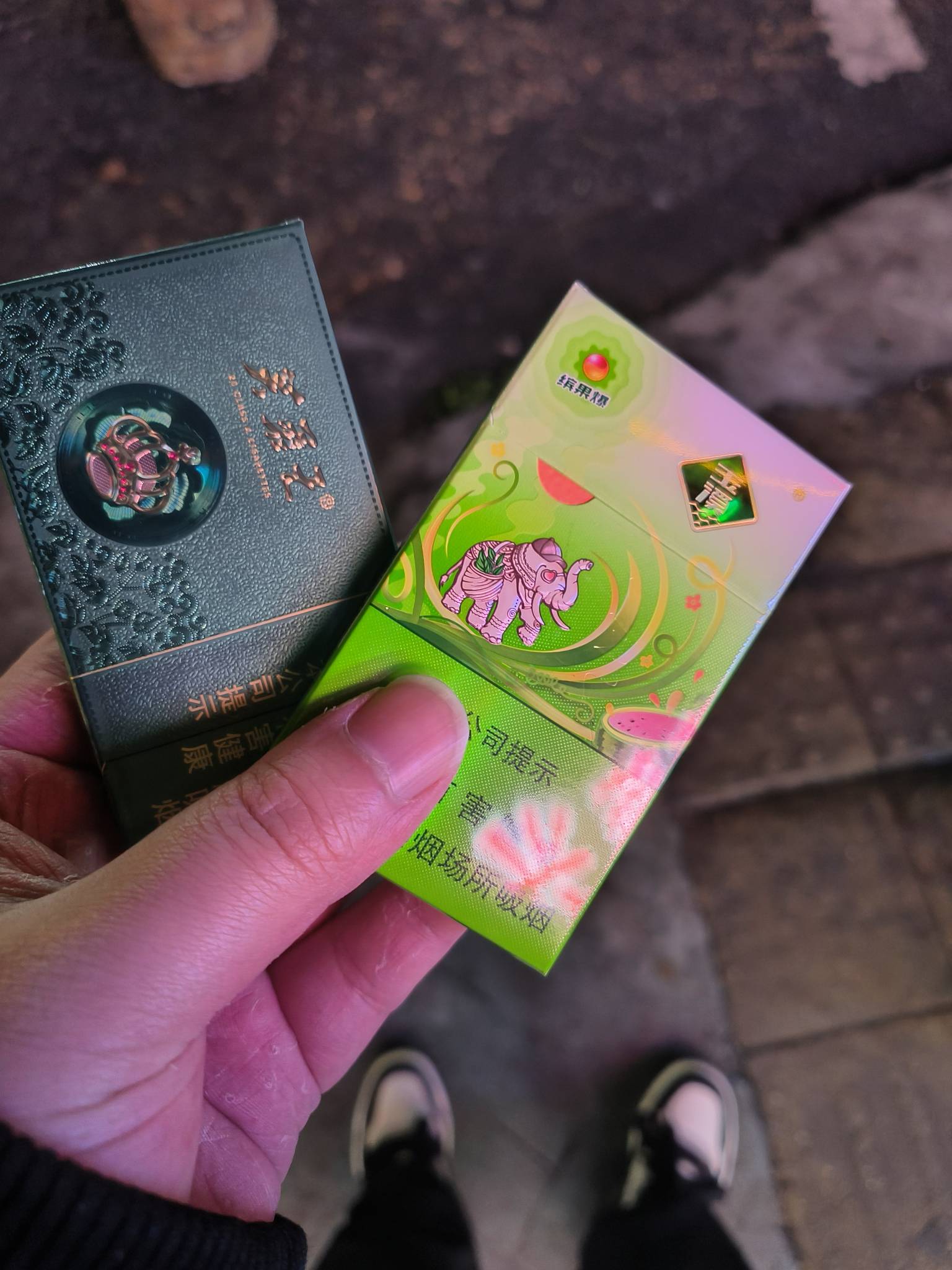 线下见老哥，我说没有抽过这种烟，给我买了两包西瓜味的烟感动 

5 / 作者:挂壁老哥gg / 