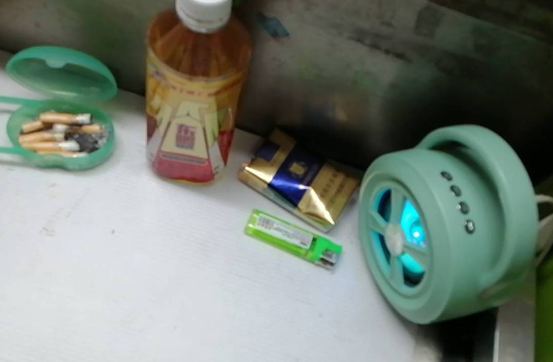 平时上夜班抽不到三支烟，老板跟我说在这里抽，一个晚上都快抽一包了

29 / 作者:专业吃席 / 