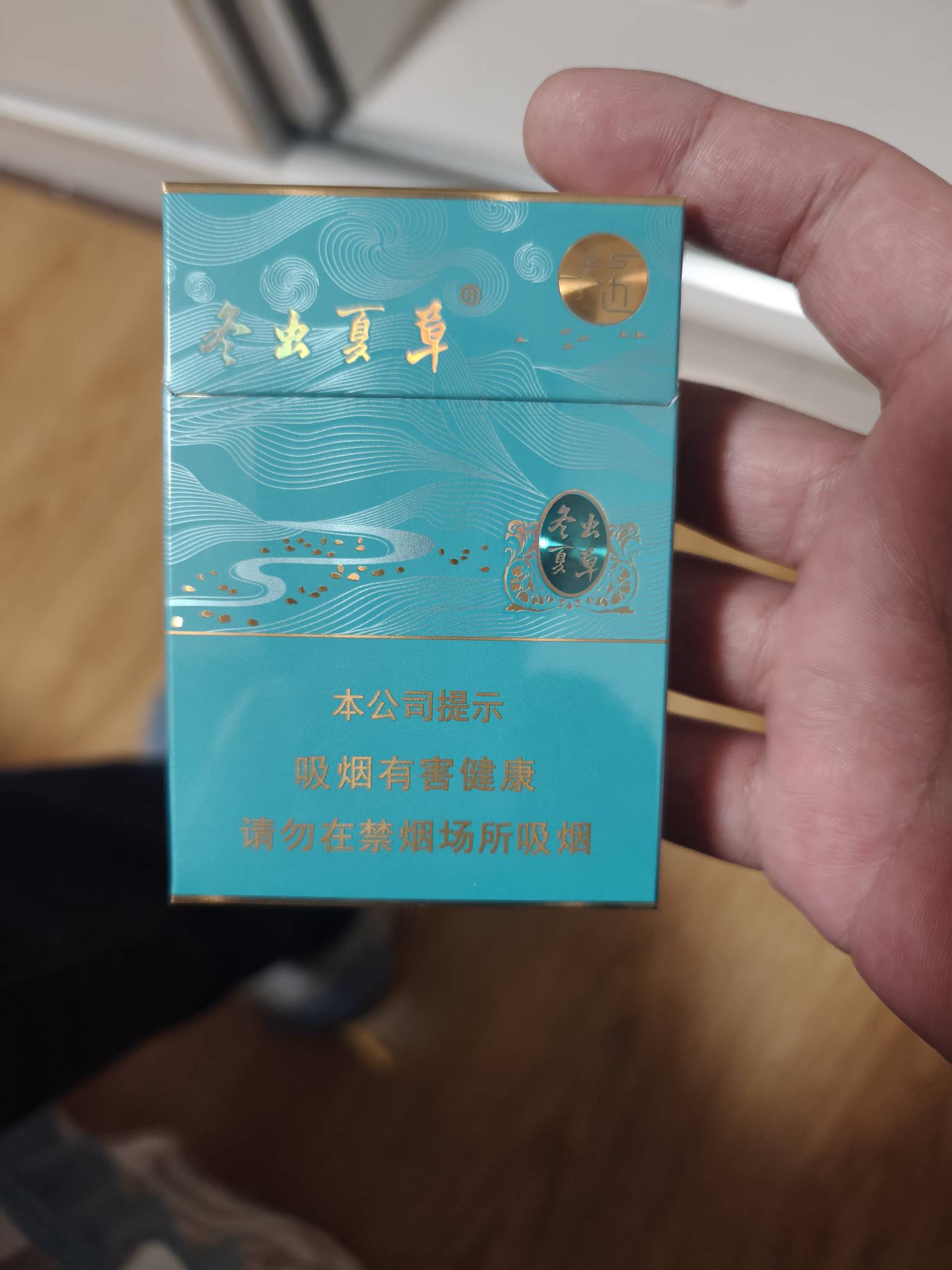 上个星期抽奖中的烟到了

86 / 作者:绮罗生 / 