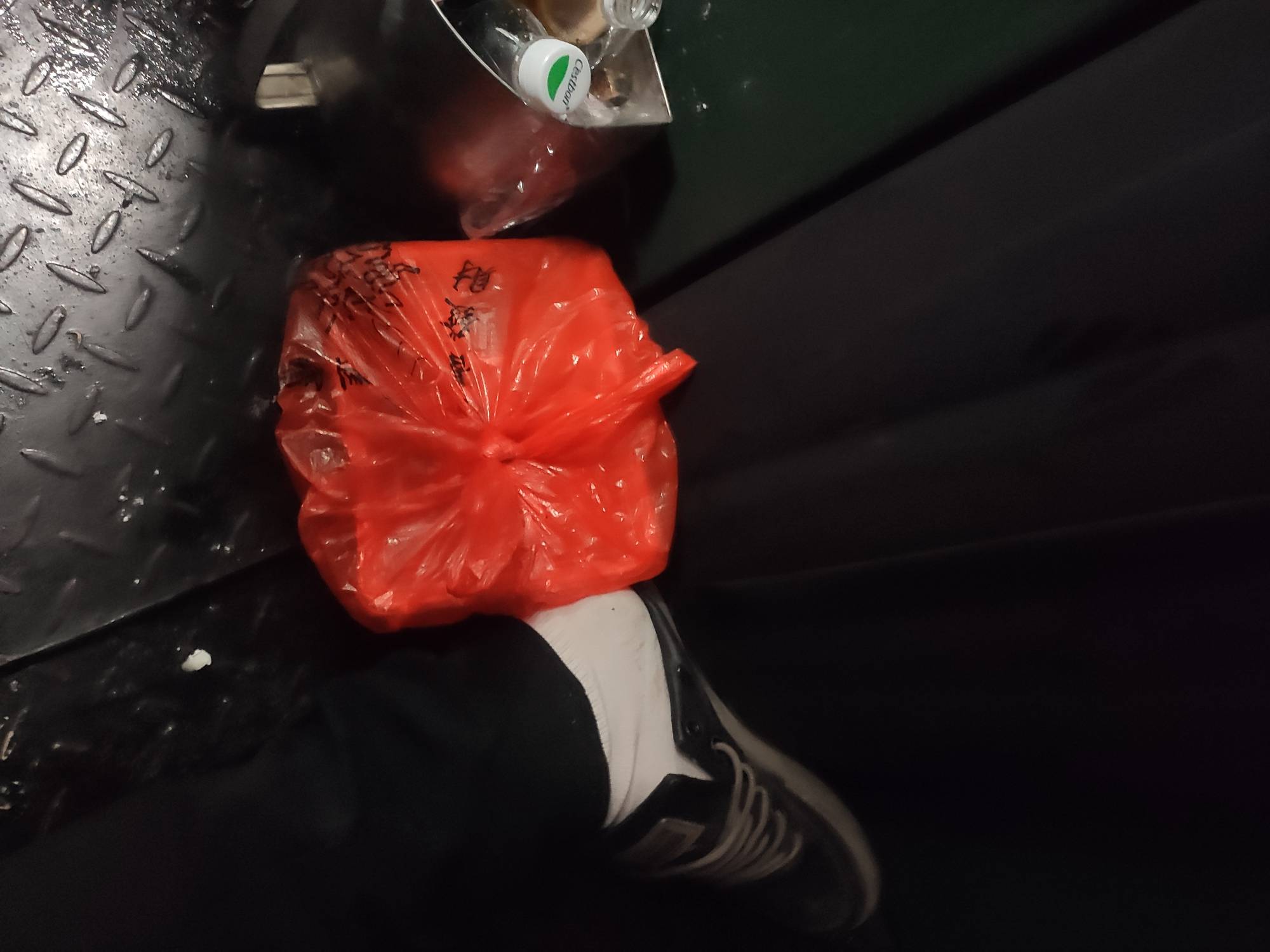 明年一定好好挣钱，坐这玩意儿跟特么上刑一样，要是有钱直接高铁现在已经在被窝里睡觉23 / 作者:云边有个萧楚楠 / 