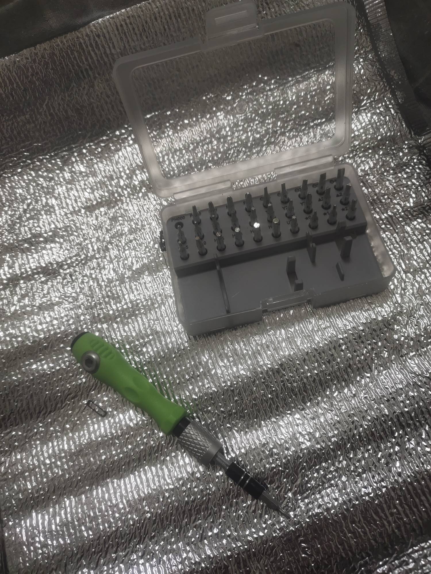 老哥们自学修手机还挺有意思的，手机一充电就提示温度低无法充电，相机一打开就提示温68 / 作者:塔尼亚75 / 