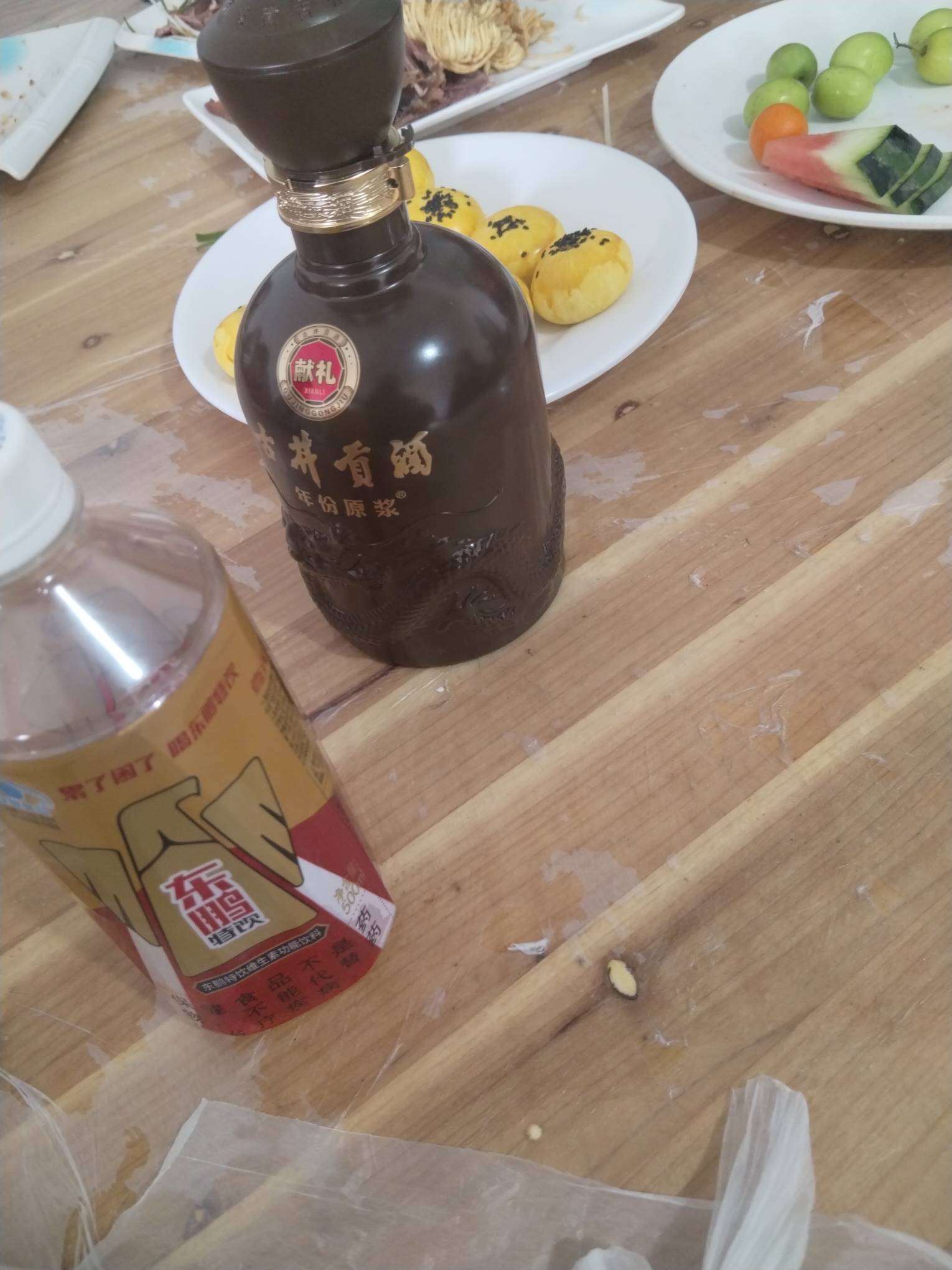 古井贡酒也太拉了，去吃席，一桌子都是女的没人喝酒，，就我一个男的我平常也不太喝酒9 / 作者:提莫大王 / 