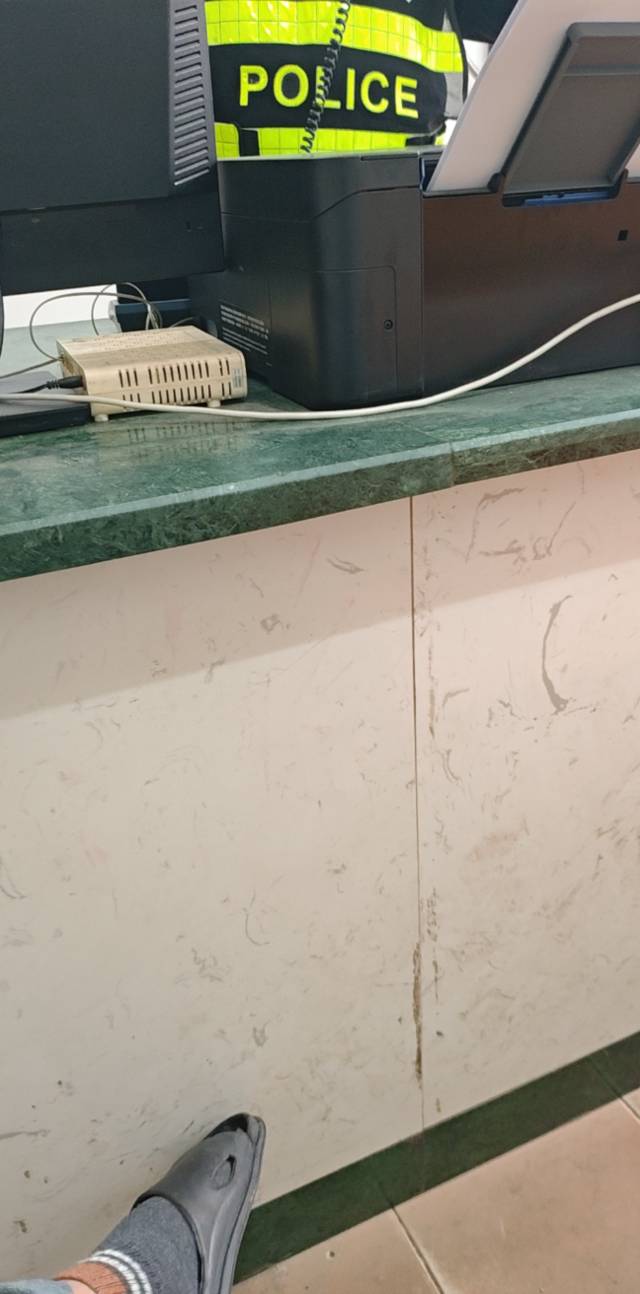 真的倒霉喔，停车在小区的停车位，被别人丢一堆剩饭剩菜到我车窗上。

没开哨兵模式让32 / 作者:林星瑶 / 