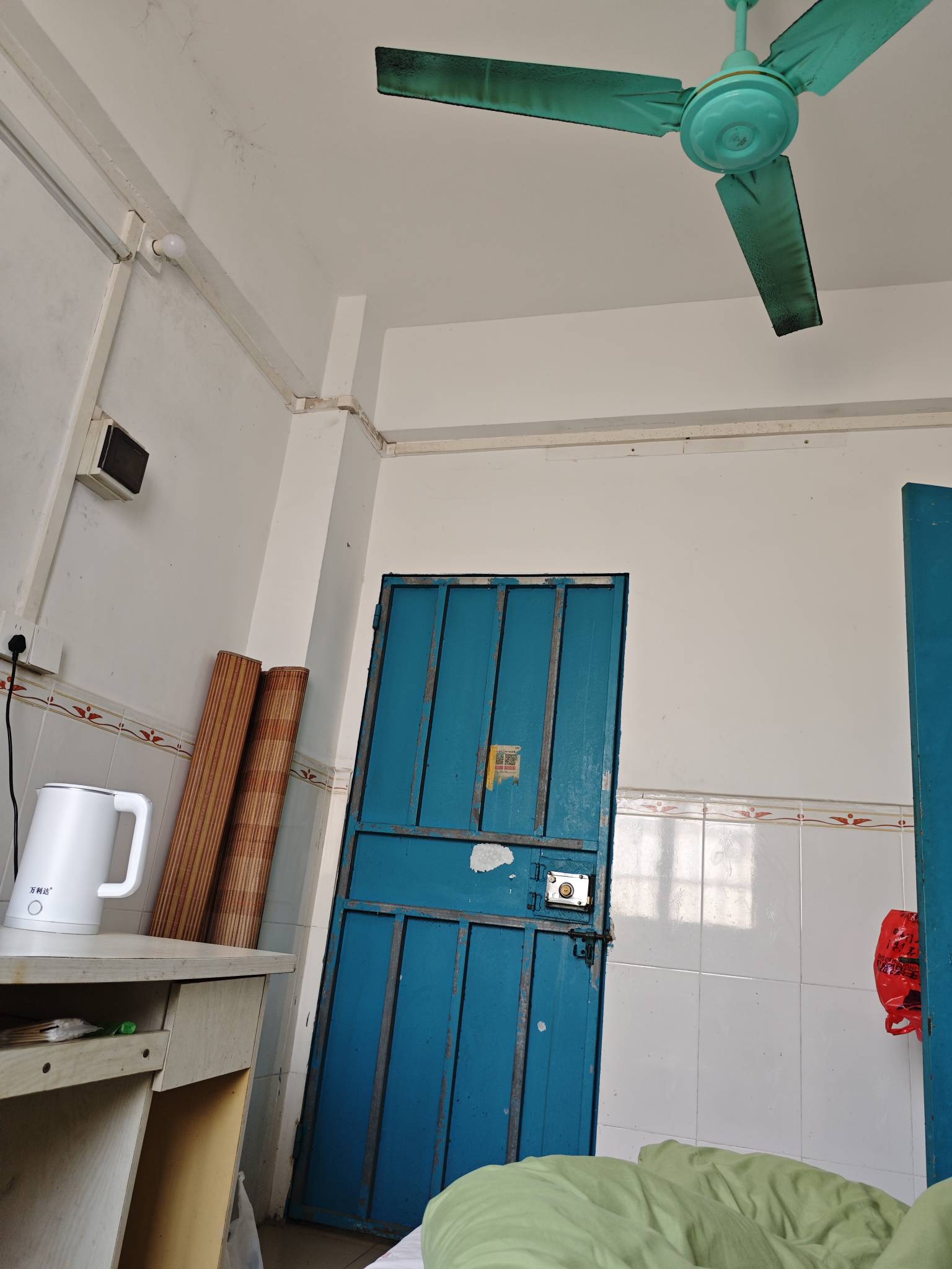 老哥们躺在广州挂壁房好舒服，无忧无虑。

11 / 作者:老哥大气人 / 