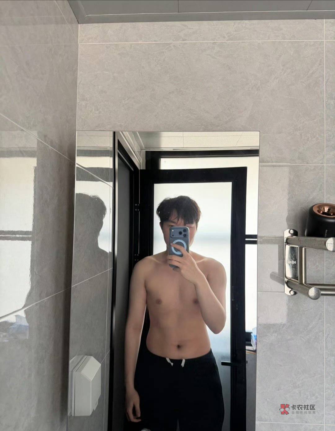 今天我生日，特别高兴。
老哥们去附近的饭店随便吃。

36 / 作者:朱铁胆 / 