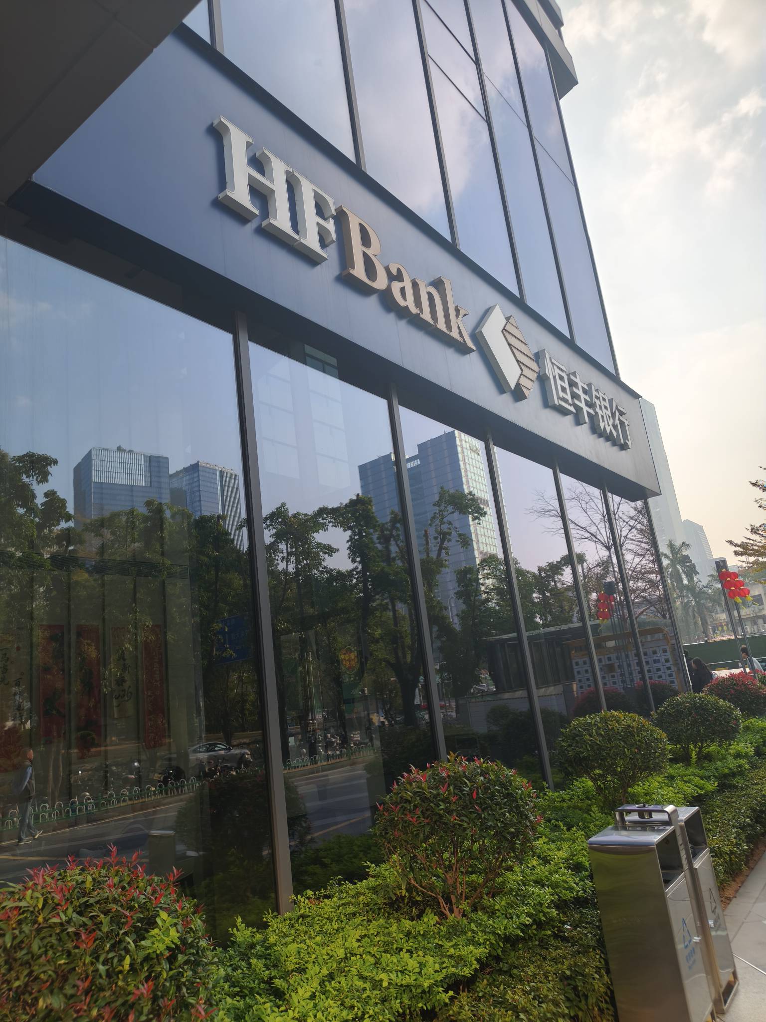 搞定老哥们，限额1w，签了一大堆电子签名，问我干啥的，我说跑外卖的，把美团众包打开88 / 作者:撸界至尊 / 