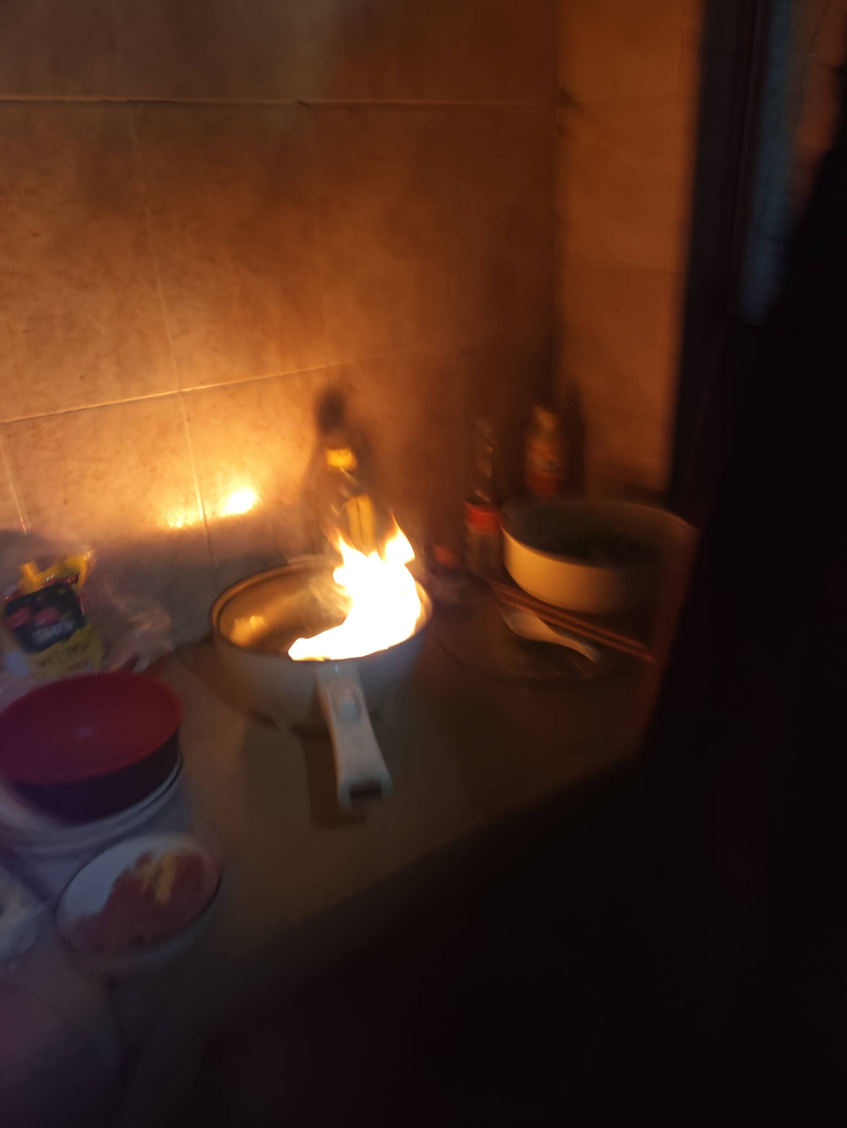 刚刚放油，火都烧起来了，吓死了

50 / 作者:思绪回到那天秋 / 