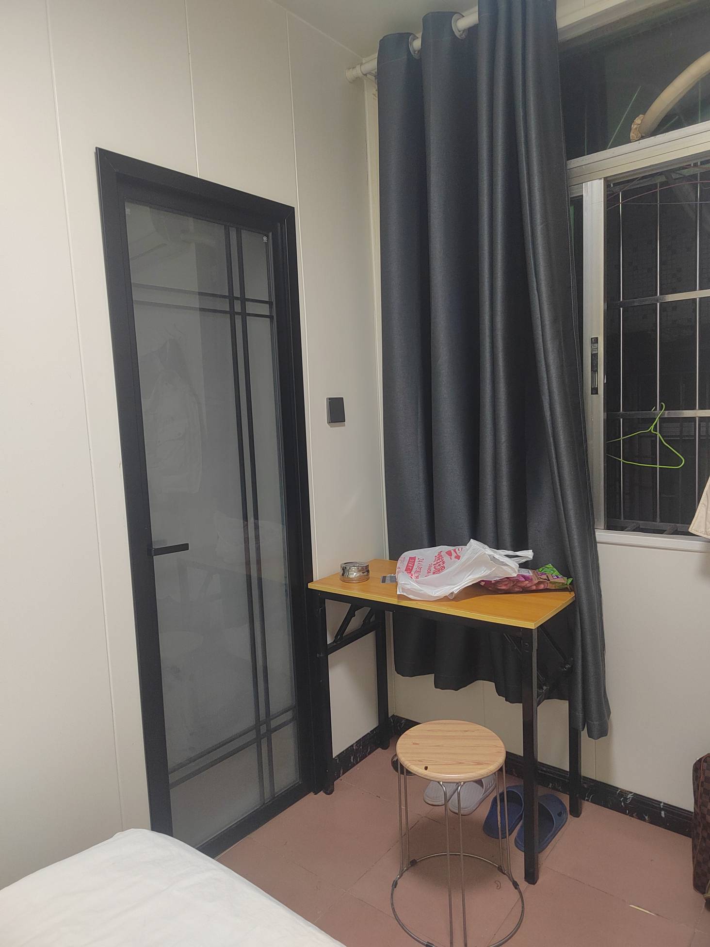 还别说，这22一天的挂壁房，还能看电视，热水器也有，过年要在这躺着了，有老哥在中山69 / 作者:祁同伟 / 