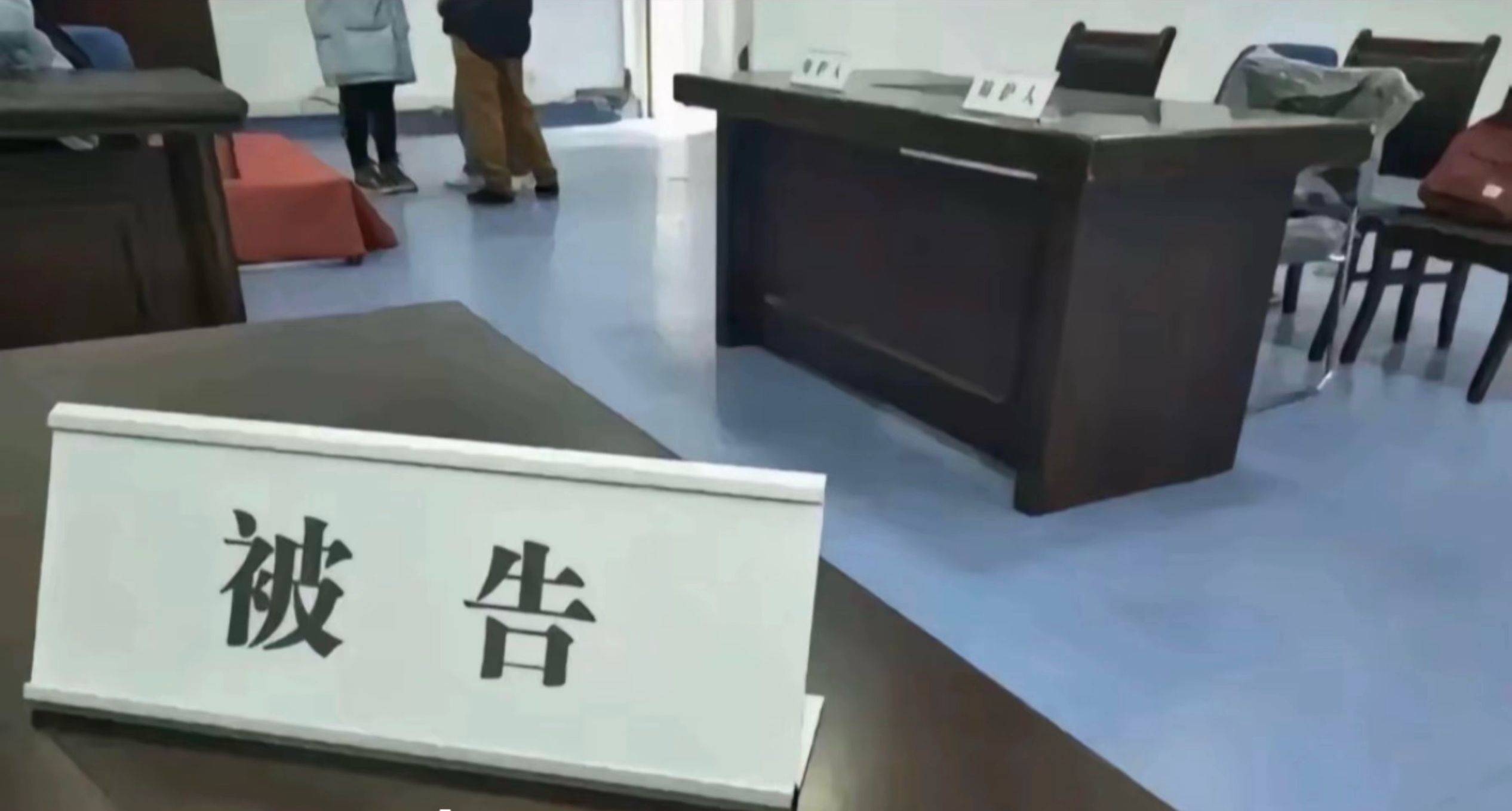 刚刚某宝不知道那个加油莫名其妙给我之前下分的号转了300。果断提了，解绑所有卡。注56 / 作者:一天两顿拼好饭 / 