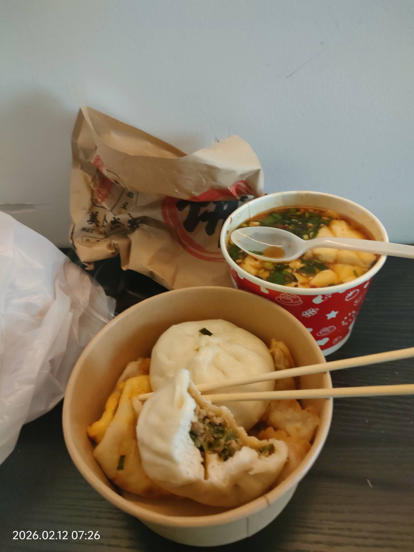 老哥们，吃早餐了！青旅老板不知道是不是回去了，昨天没订床位，今天又不准备订，被发58 / 作者:雅俗共赏2021 / 