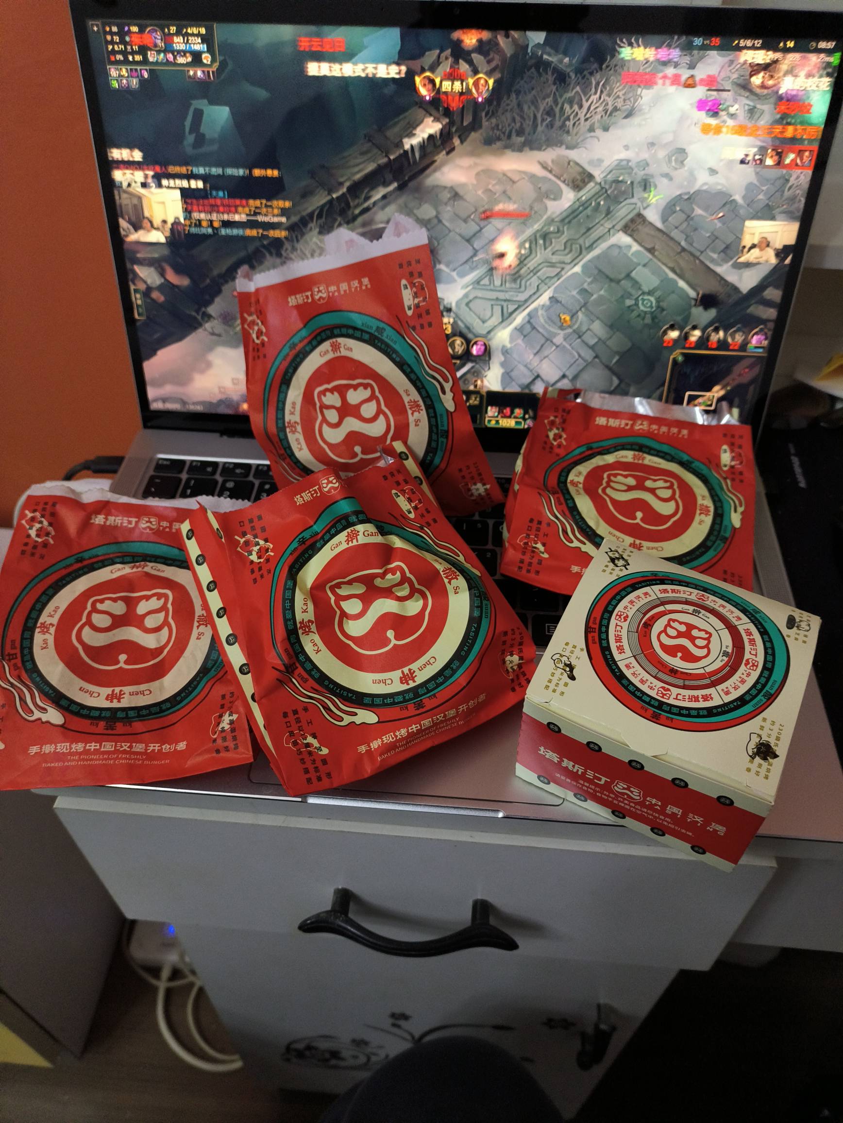 小区门口塔斯汀来了几个学生打寒假工，每次去都听见几个人在那聊打瓦，经常多给餐，今89 / 作者:摇摆的苏丹 / 