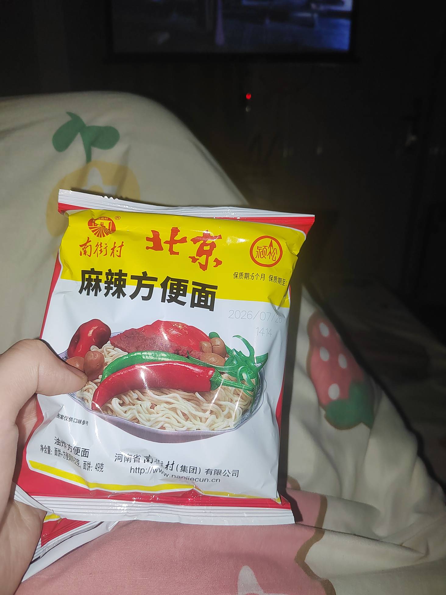 老哥们这方便面吃上瘾了，一天要吃六七包，然后吃了不到一星期牙龈都肿了，奈奈的上火67 / 作者:挂比了救我鸭 / 