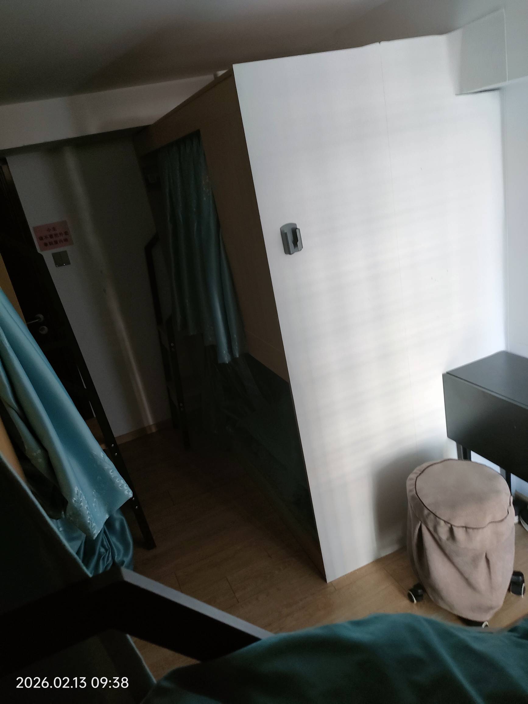 挂壁青旅这个6人间就剩一个了，连老板和保洁都跑路回家了，晚上我也跑。。。

26 / 作者:雅俗共赏2021 / 