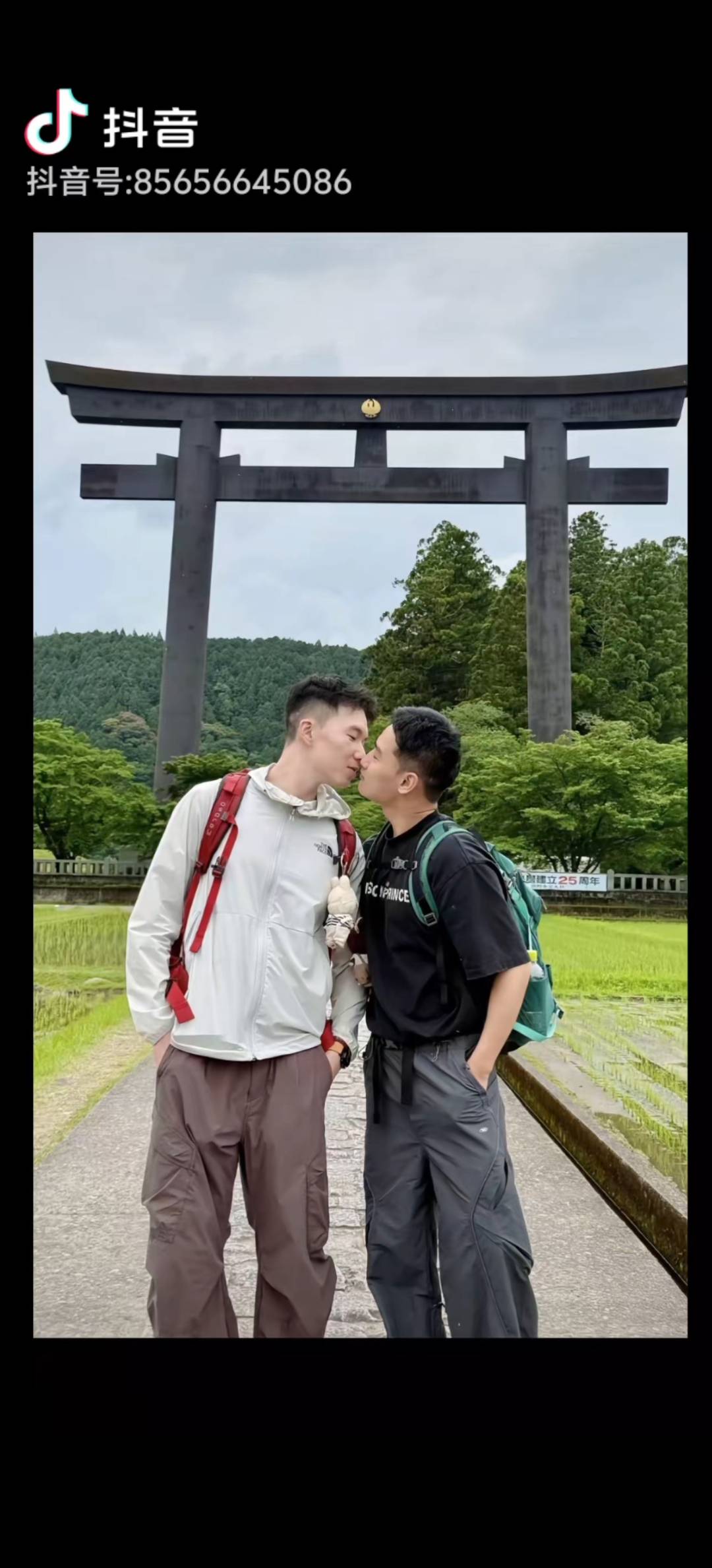 不回家过年的，可以找卡农老哥一起抱团取暖，白天一起过年，晚上一起睡觉，抱在一起

34 / 作者:梦南国 / 