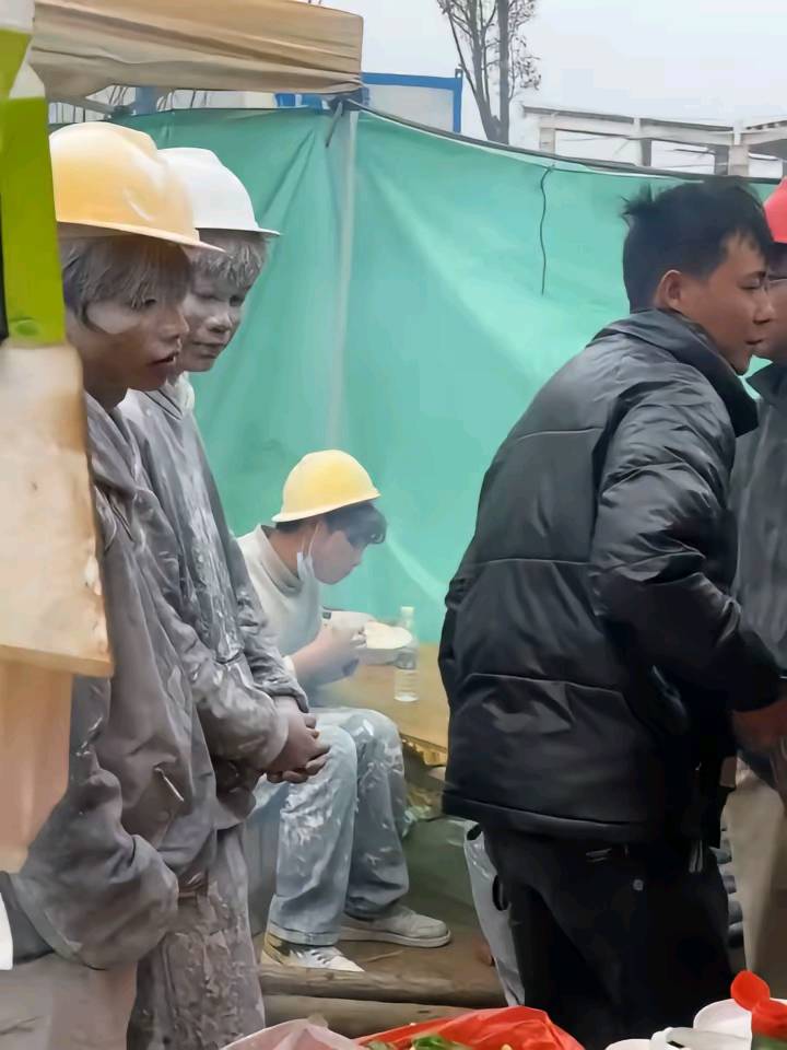 终于开饭了，老哥们

39 / 作者:挂币仔 / 