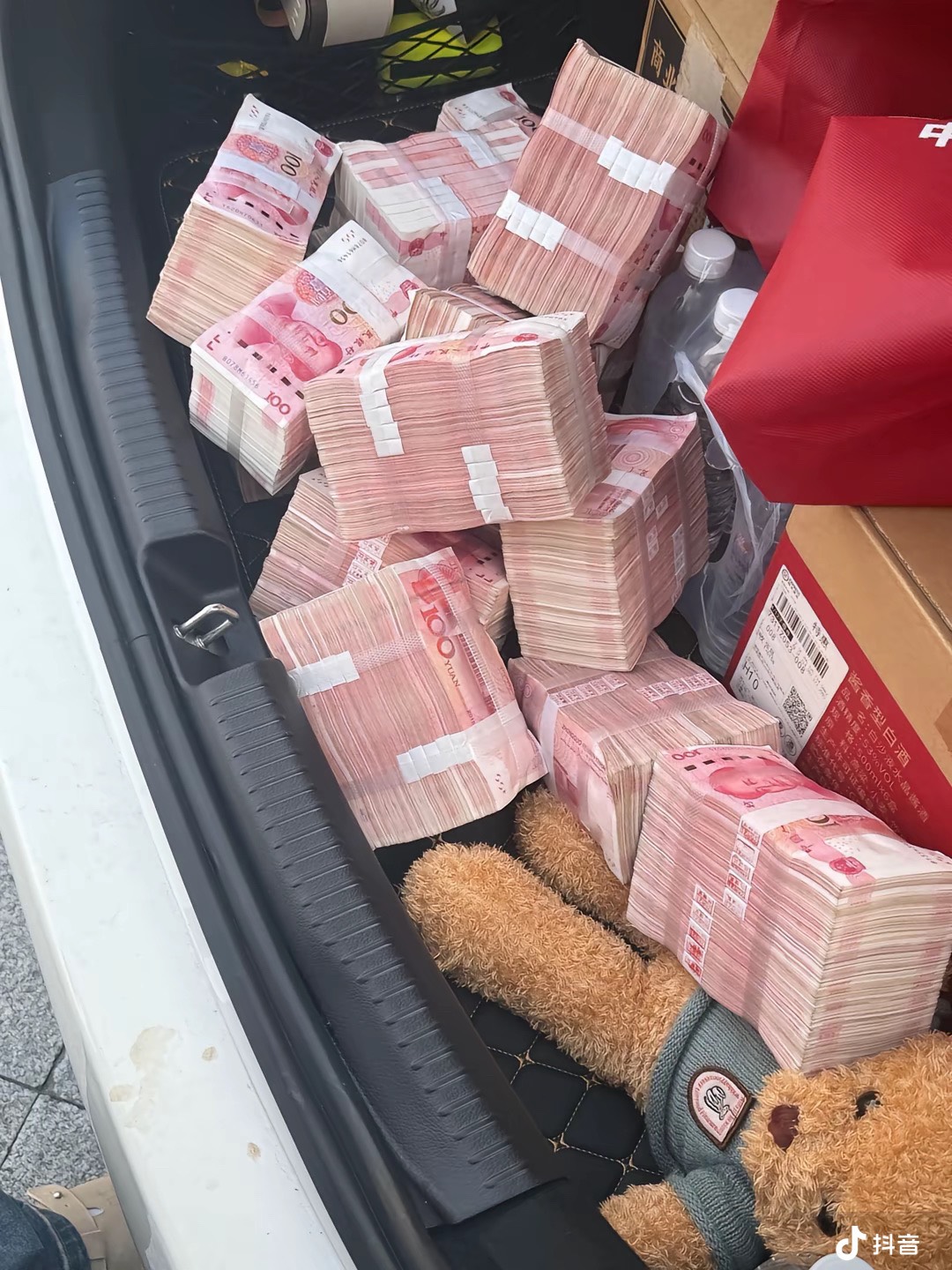 老哥都去把今年赚的取出来回去做庄吧

2 / 作者:不知明的靓仔 / 