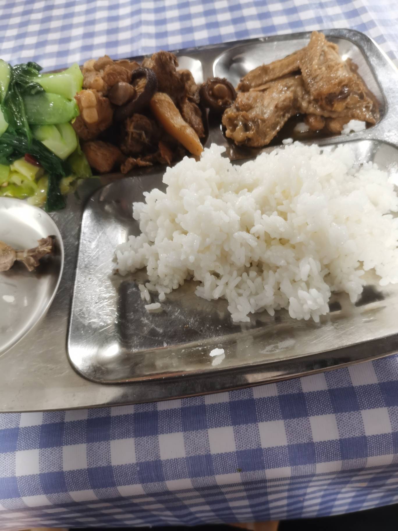 还是酒店强啊，三百一天，菜随便吃，就是累了点


0 / 作者:占兴龙 / 