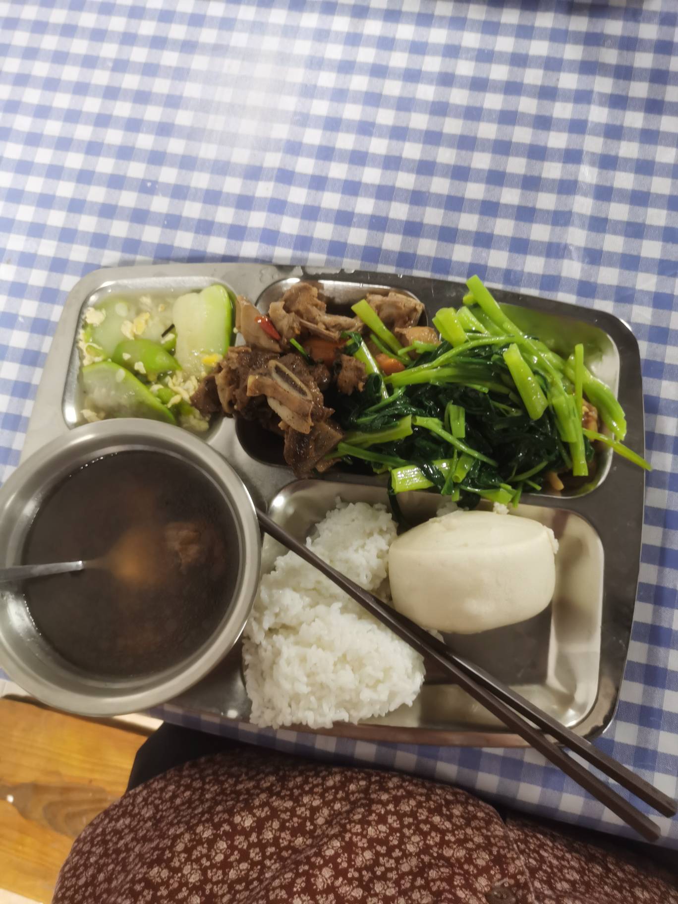 还是酒店强啊，三百一天，菜随便吃，就是累了点


96 / 作者:占兴龙 / 