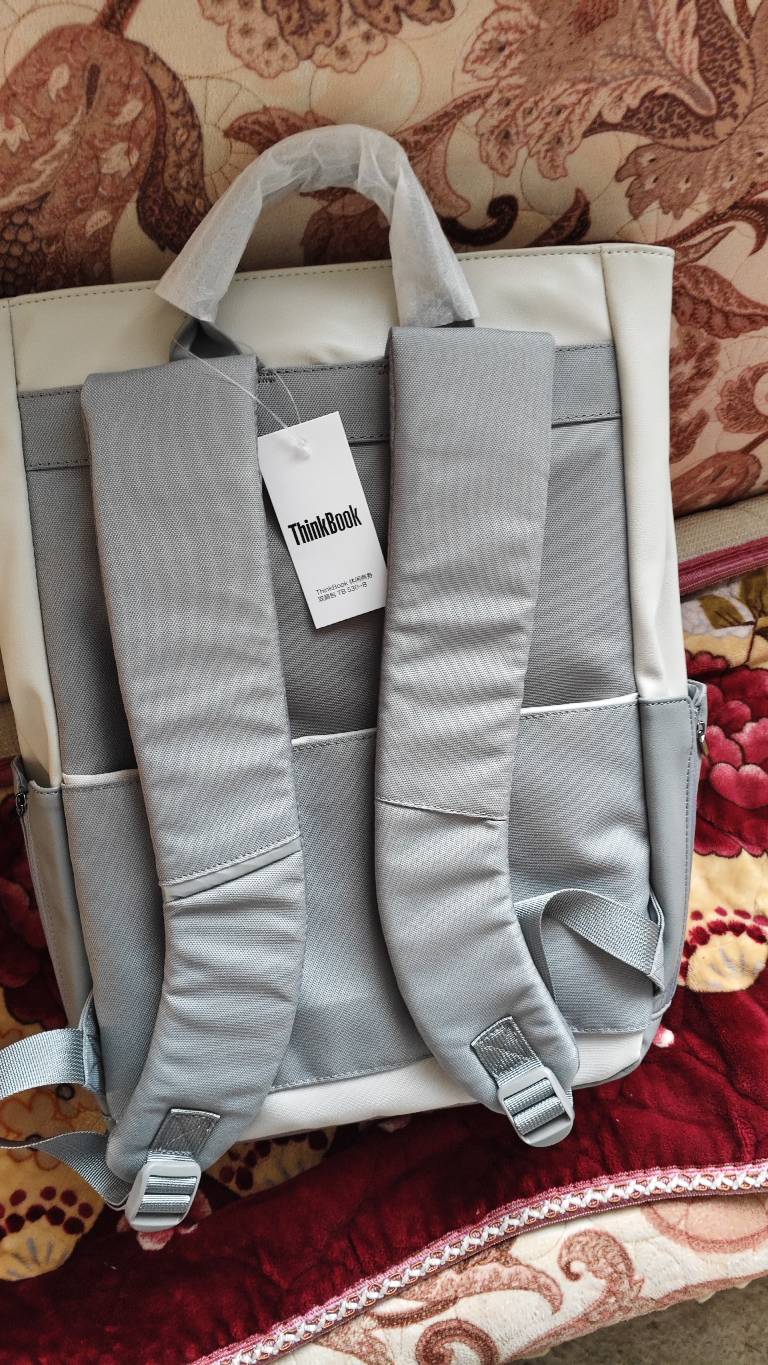 联想植物盲盒到了，里面是个抱枕还有几个墙贴和一个大袋子，联想还送了个背包看着挺不14 / 作者:大老黑呀 / 